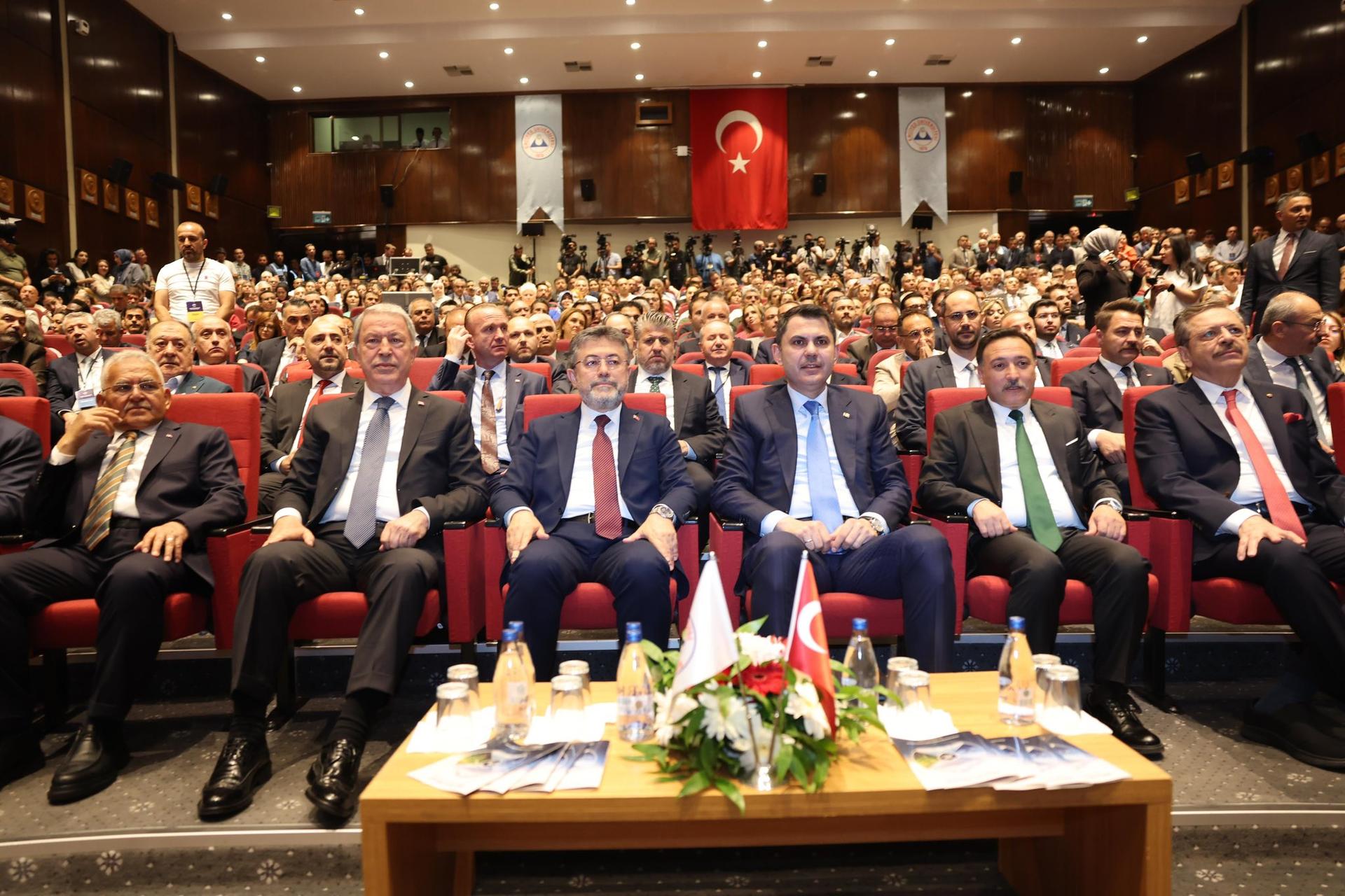 Bakan Kurum; “İki atom karınca yan yana Kayseri için çalışıyor”