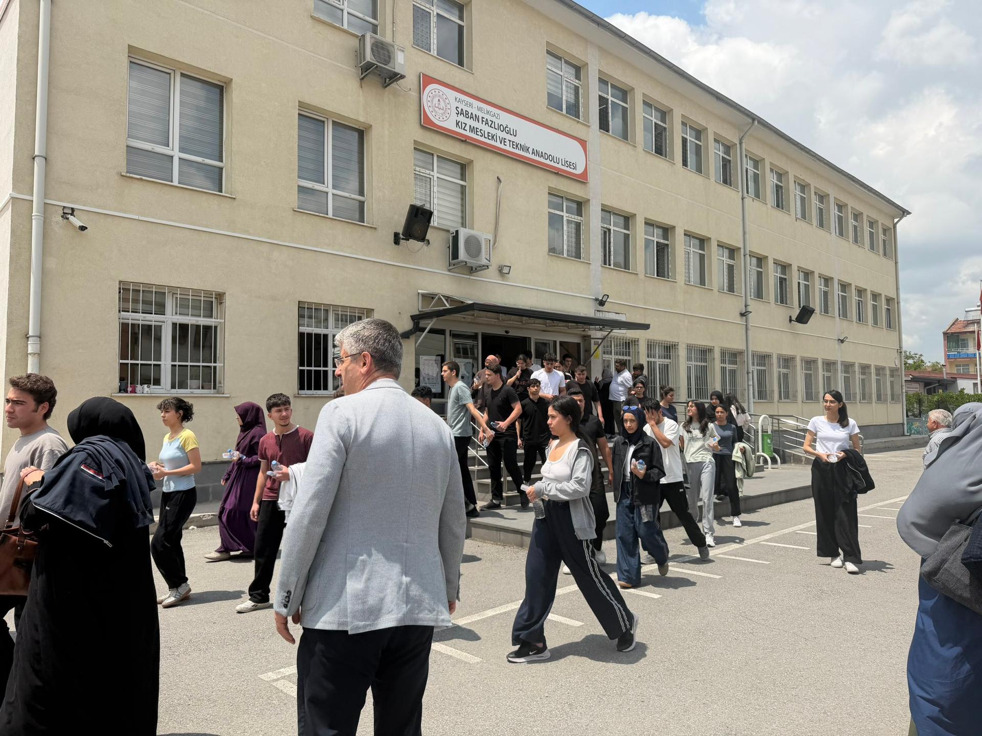 Milletvekili Çopuroğlu, TYT’ye giren adayları yalnız bırakmadı 