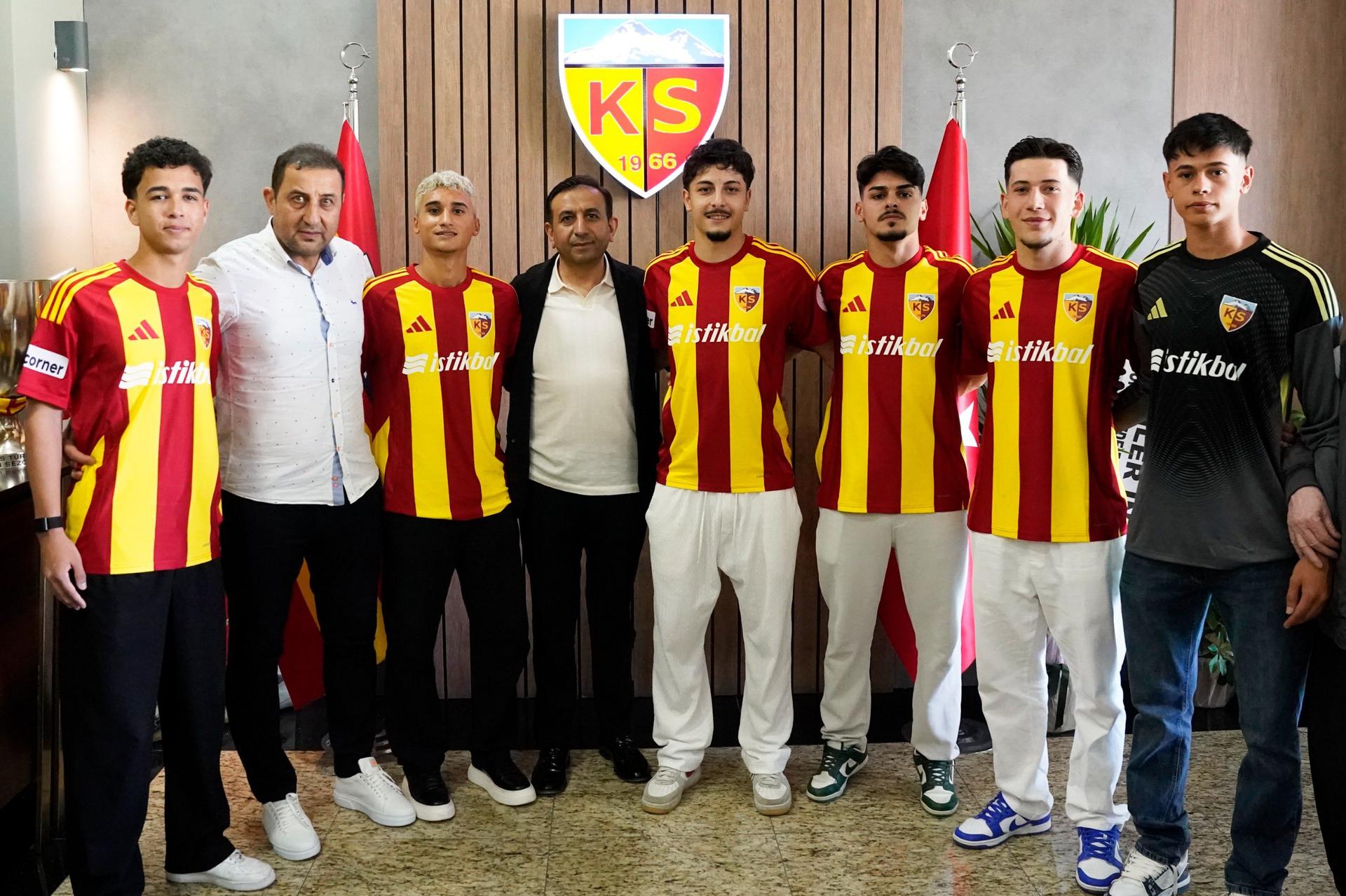 Kayserispor’da alt yapıdan 6 isimle profesyonel sözleşme imzalandı