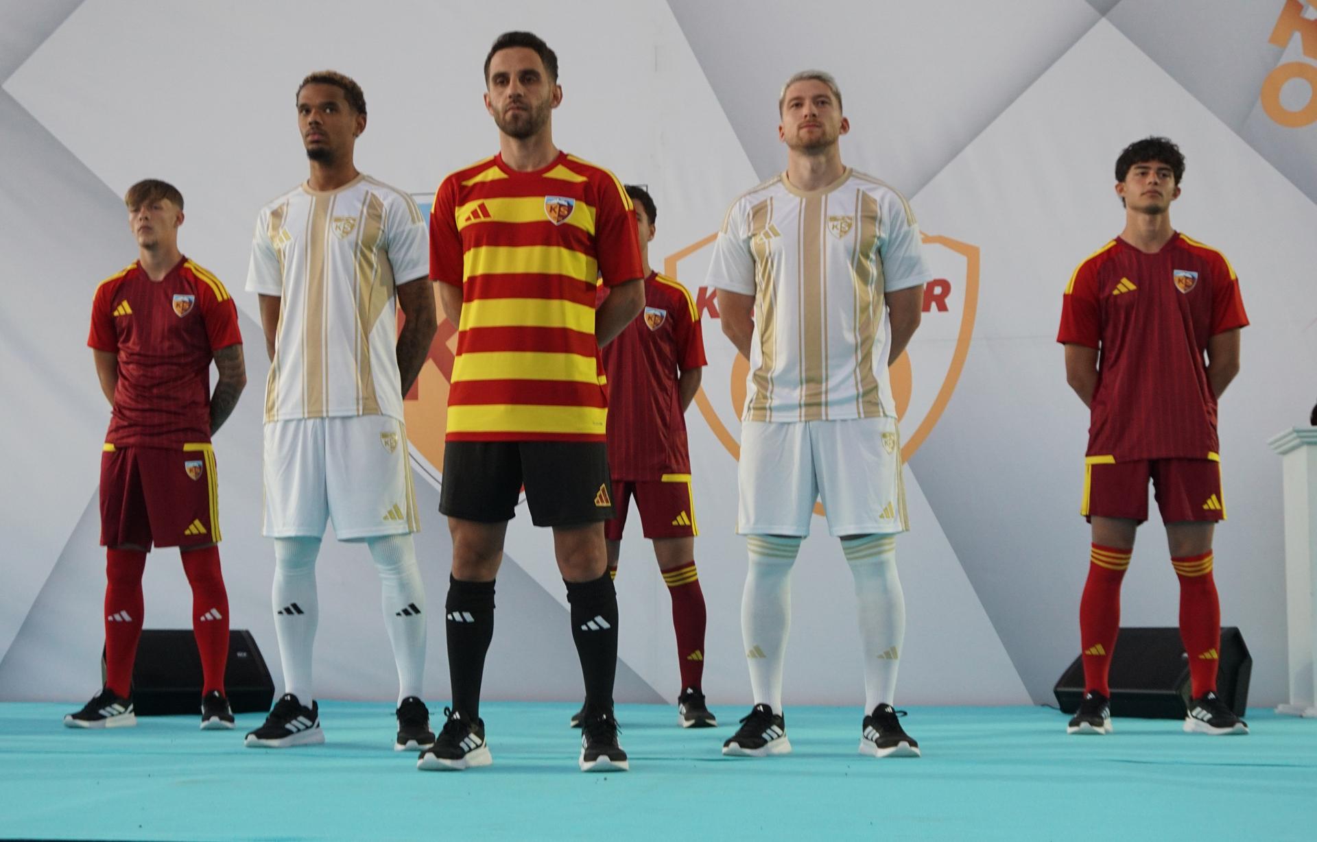 Kayserispor’un yeni sezon giyeceği formalar tanıtıldı