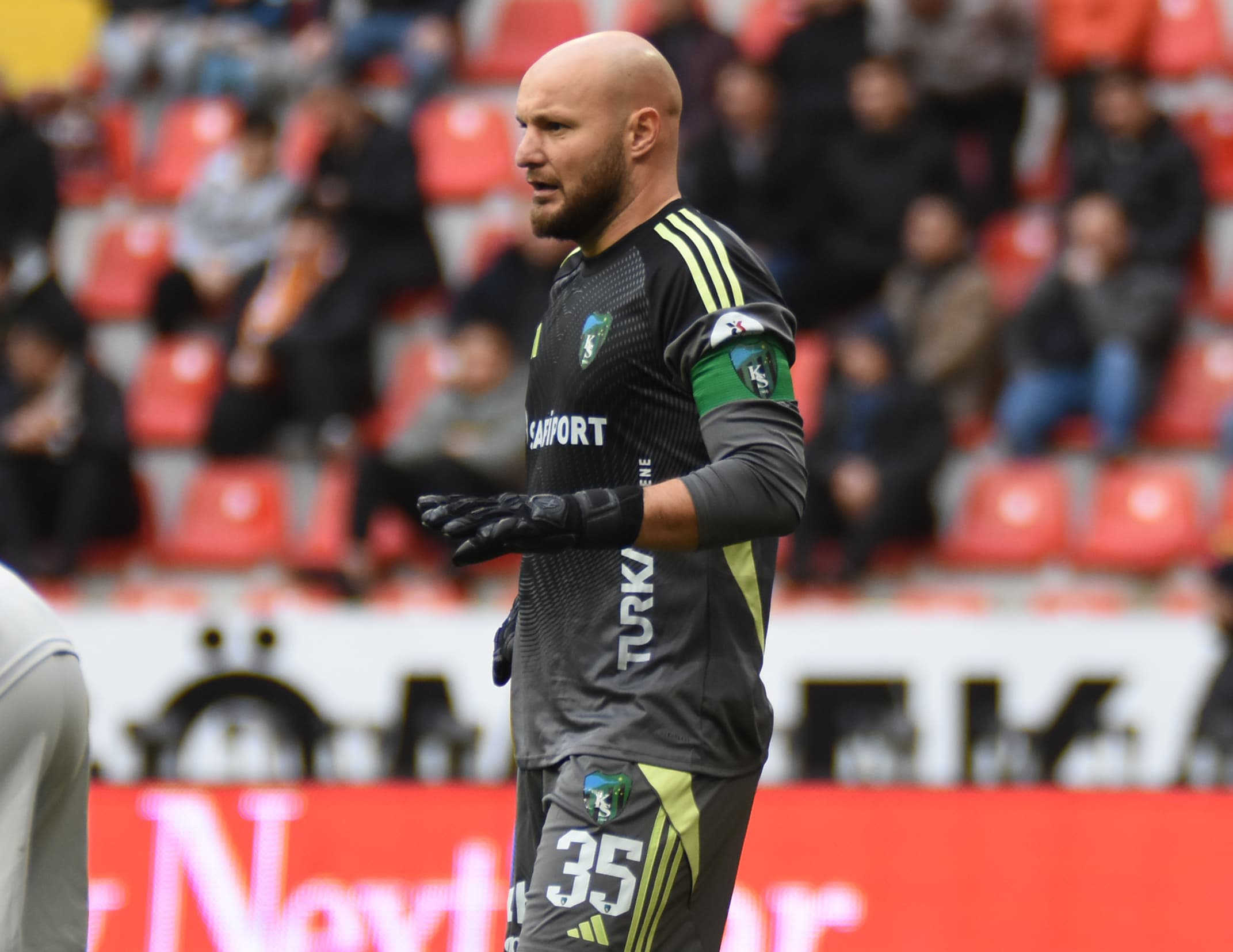 Kayserispor deneyimli kaleci Gökhan Değirmenci ile dirsek temasında