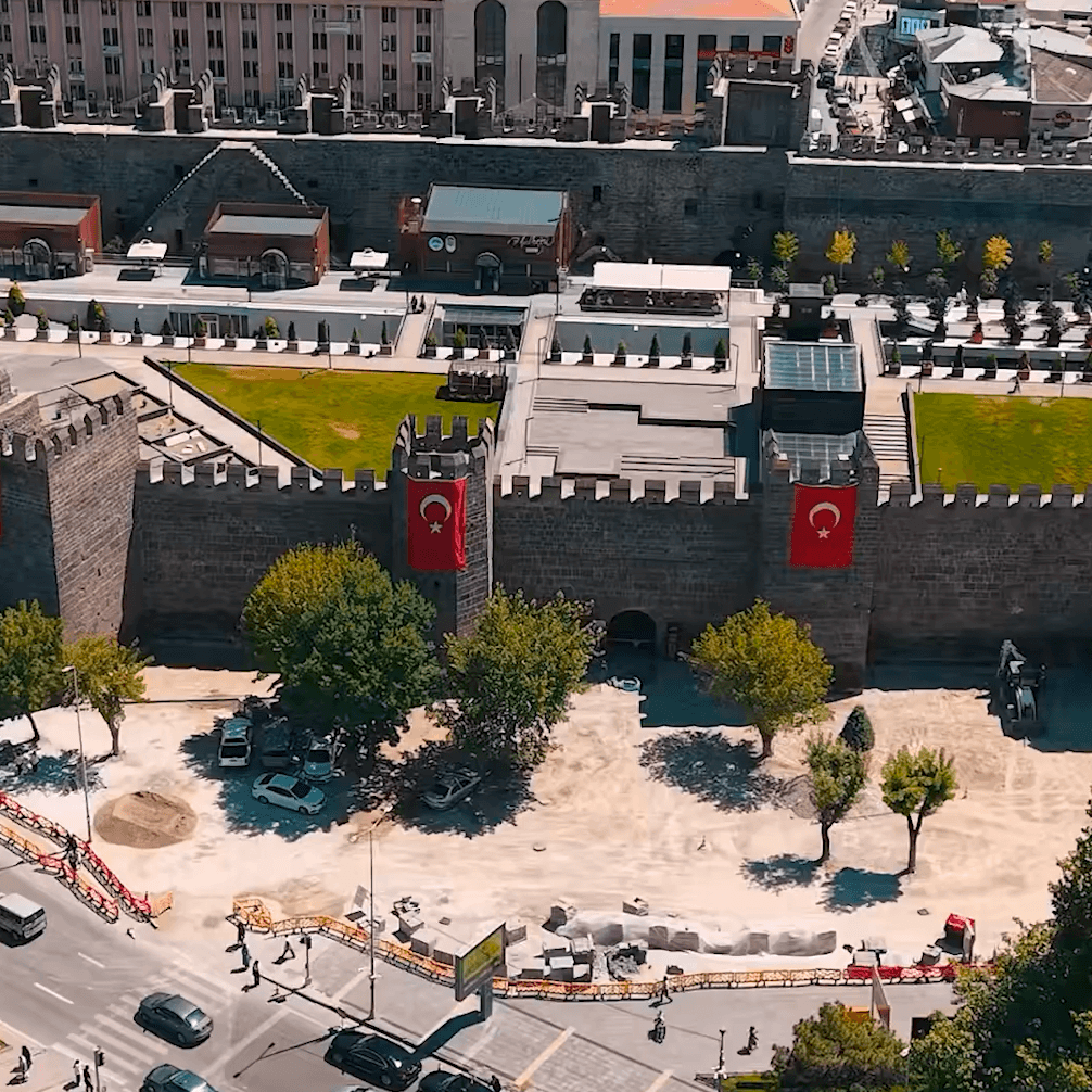 Başkan Büyükkılıç, “Cumhuriyet Meydanımız herkes tarafından takdir toplayacaktır” 