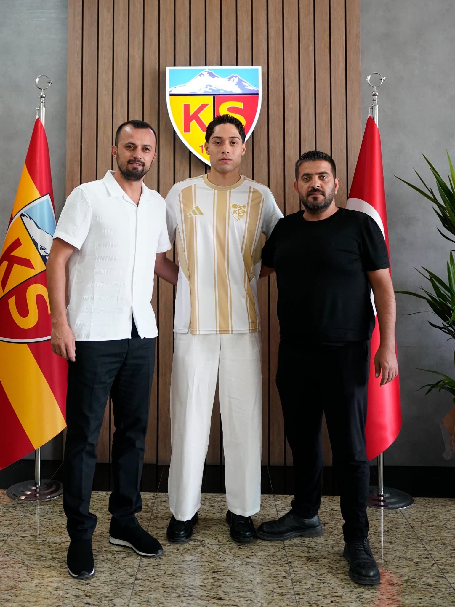 Kayserispor’da Talha Sarıaslan ile 3 senelik yeni anlaşma yapıldı 
