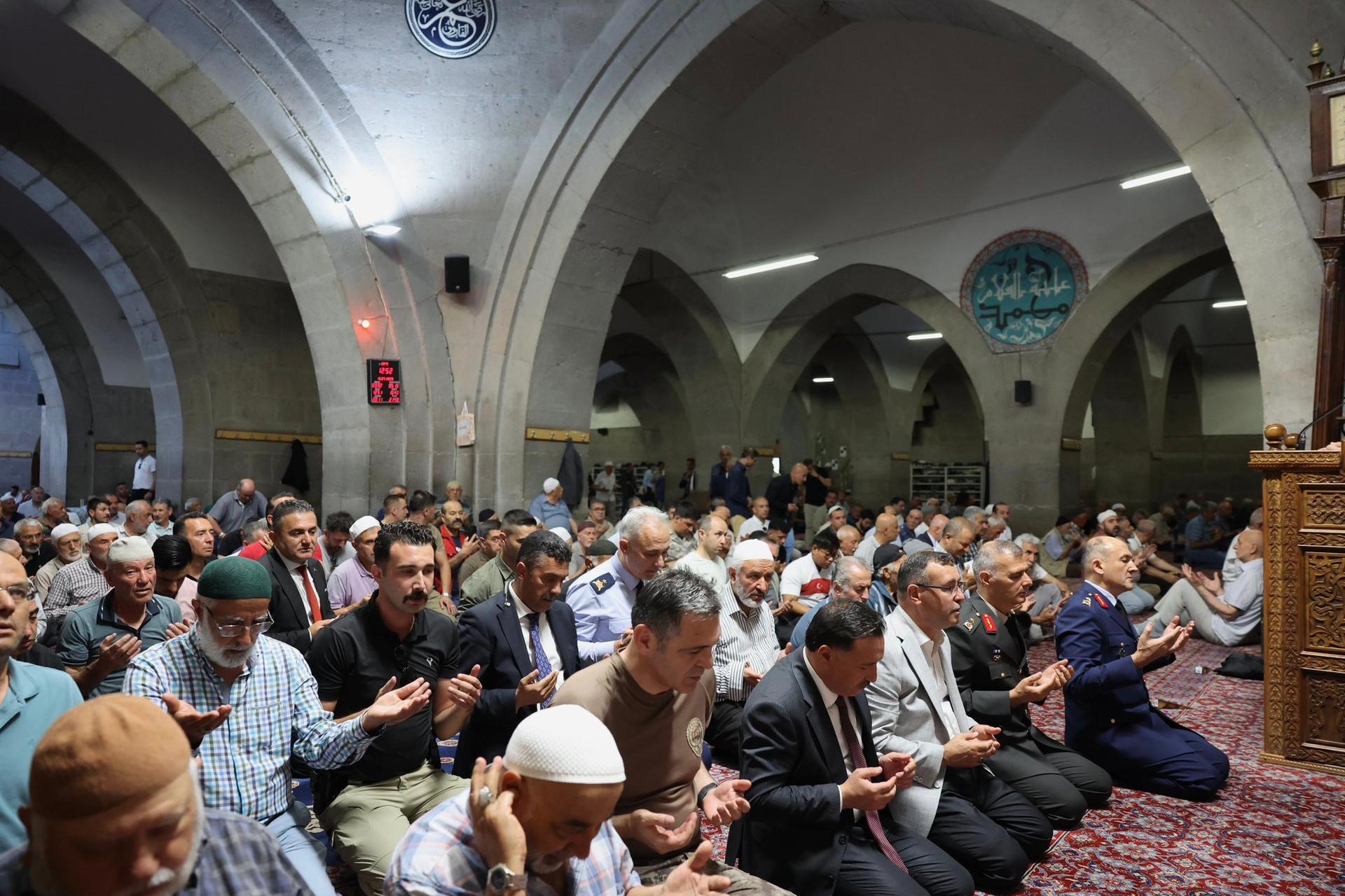 Hunat Camii’nde 15 Temmuz şehitleri için dualar edildi