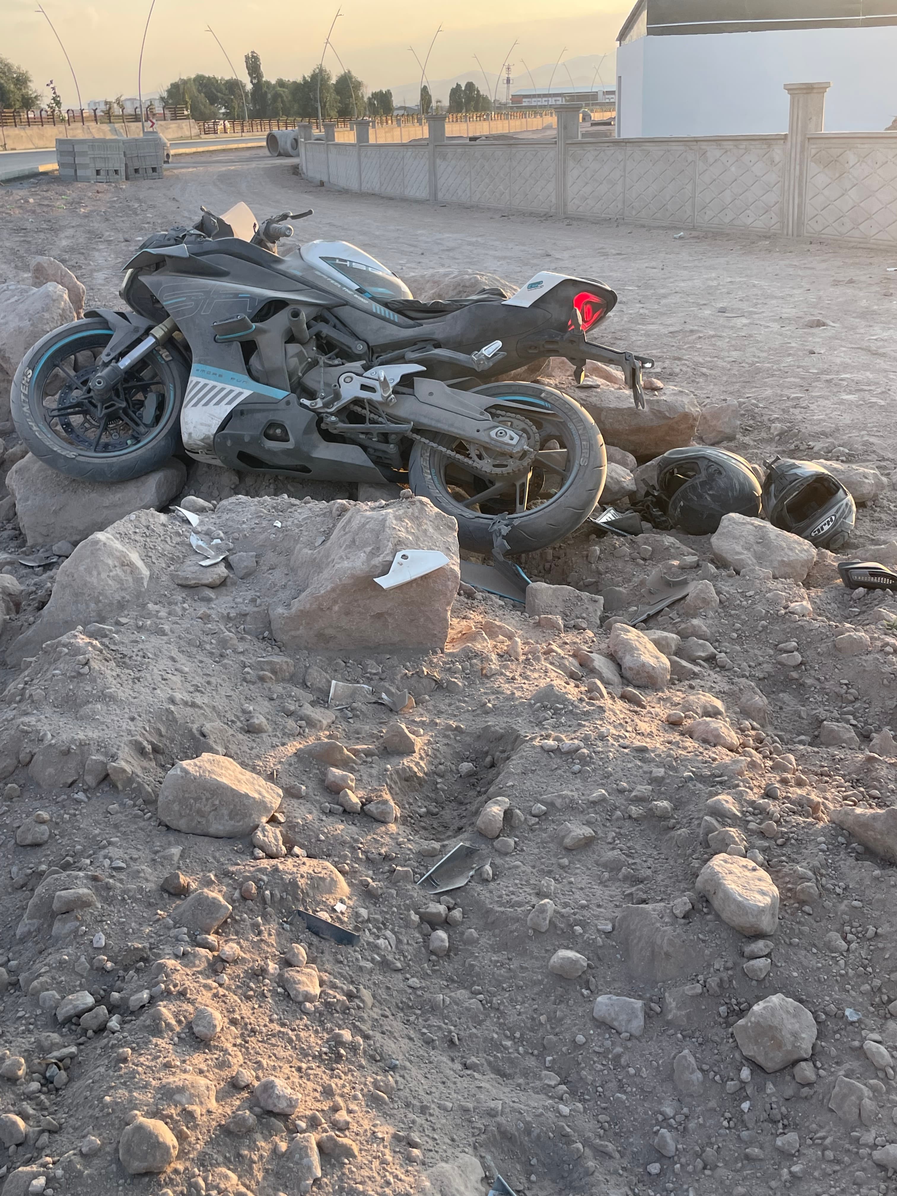 Sürücüsünün kontrolü kaybettiği motosiklet kaza yaptı: 2 yaralı