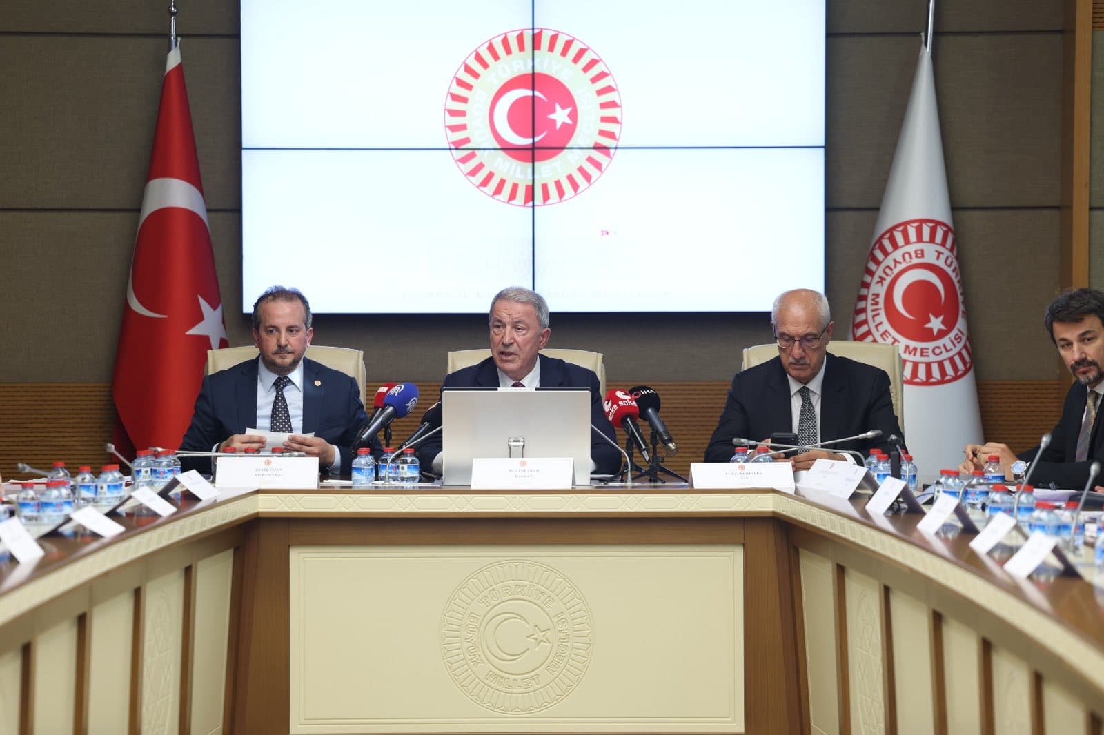 Akar, “Şehit aileleri ve gaziler için yapılması gereken ne varsa polemik konusu yapmadan çalışmakta azimli ve kararlıyız” 