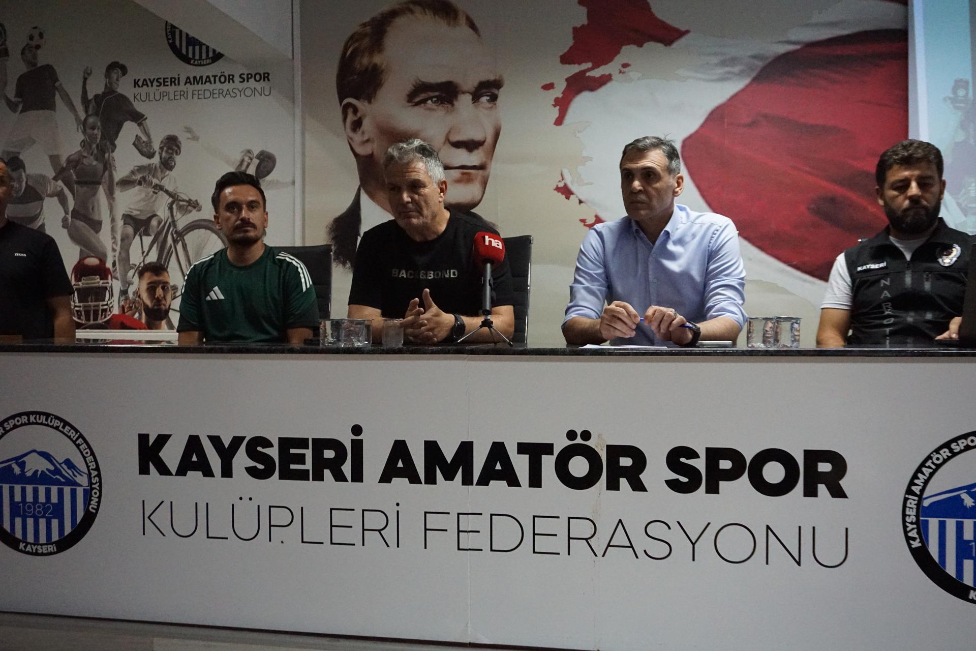İl Emniyet Müdürü ve ASKF Başkanı, bağımlılık bilgilendirmesi öncesi velilerle bir araya geldi