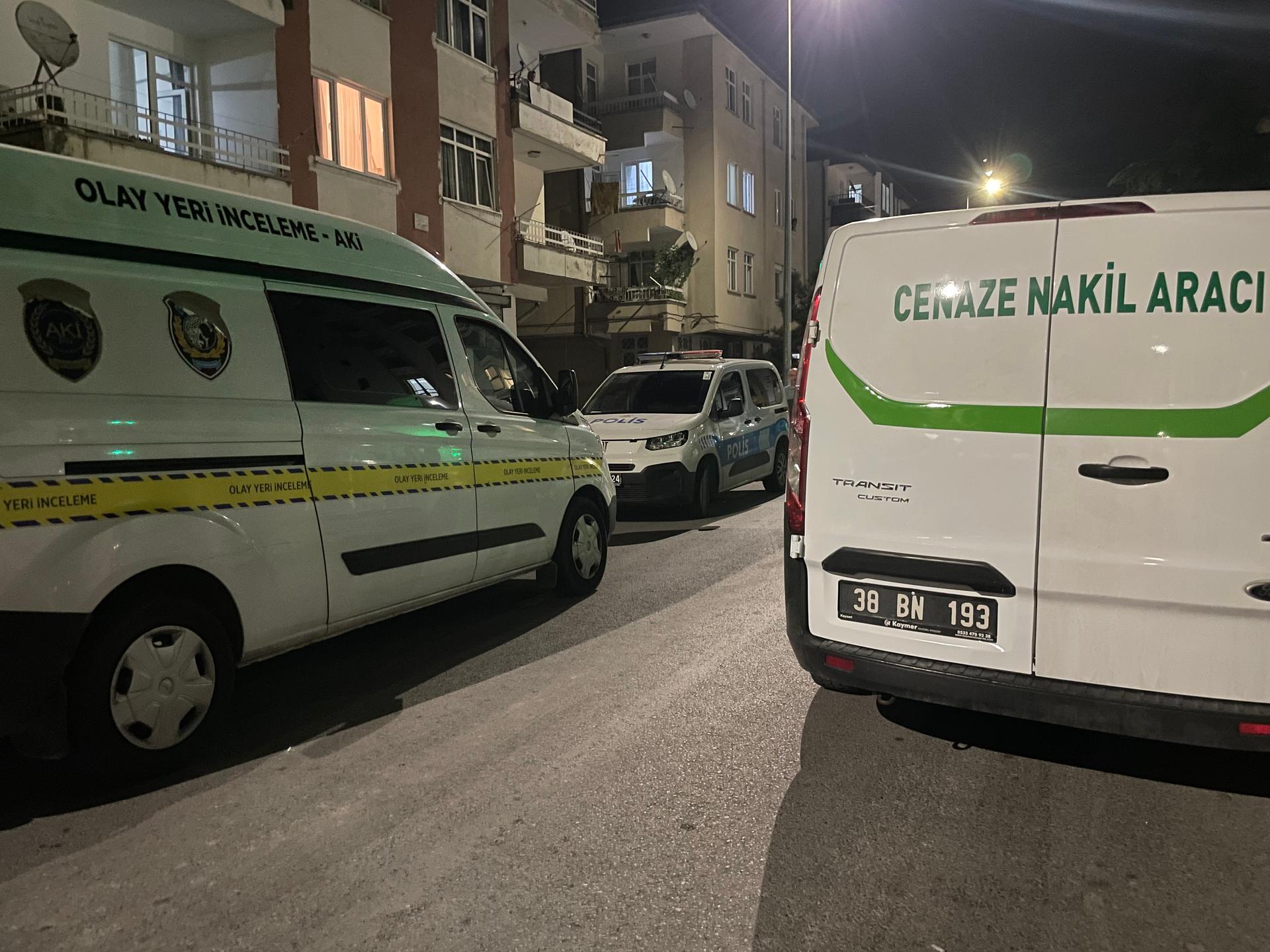 Erkek şahıs evinde bıçaklanarak öldürüldü