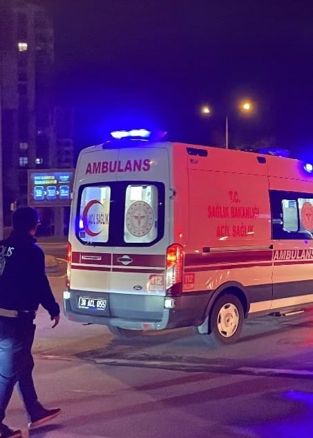 Yaralı halde tramvaya binen şahıs durakta ambulansa alınarak hastaneye kaldırıldı
