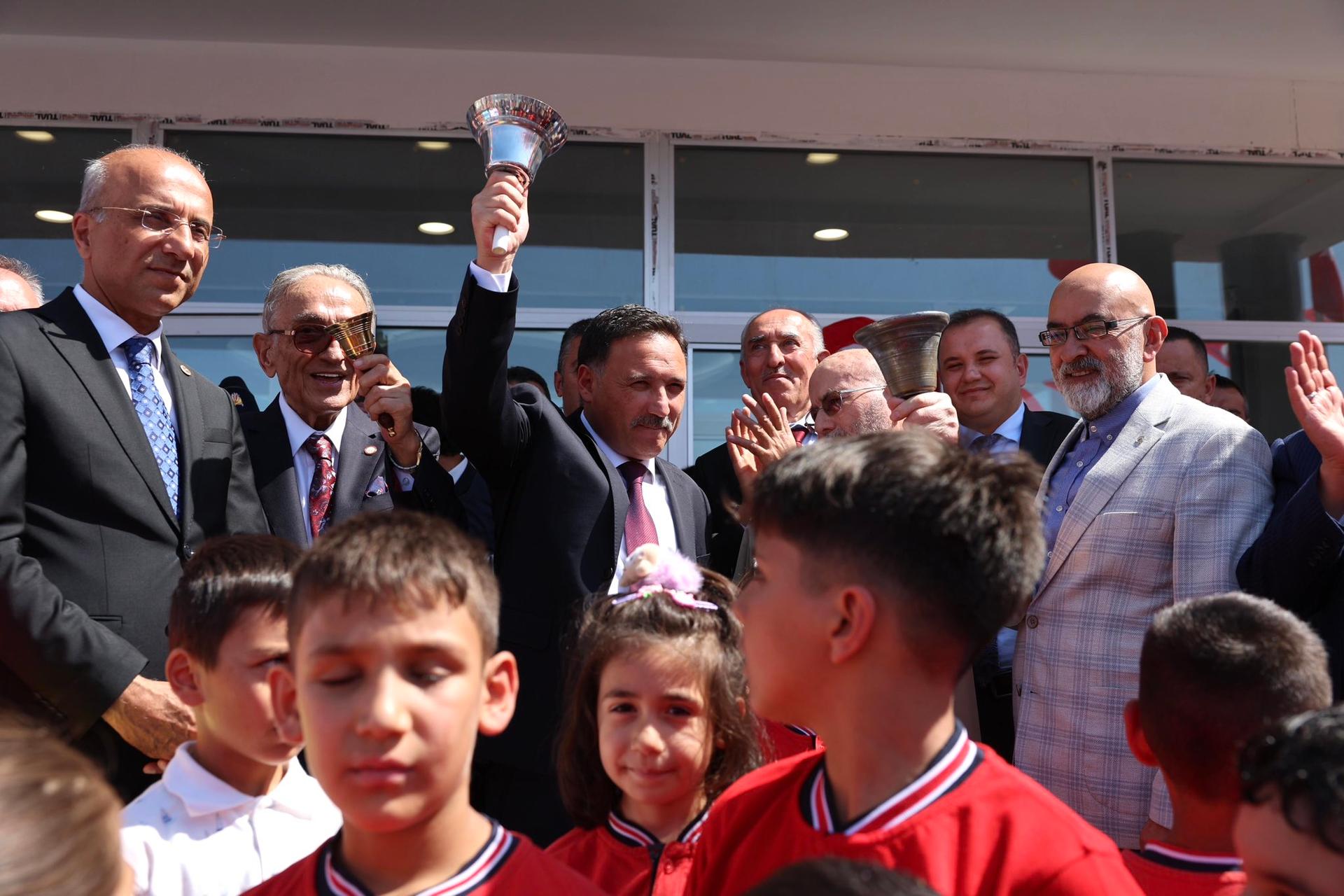 Vali Çiçek; “Okulla alakası olmayan kişilerin okul çevresine gelmelerine müsaade etmeyeceğiz”