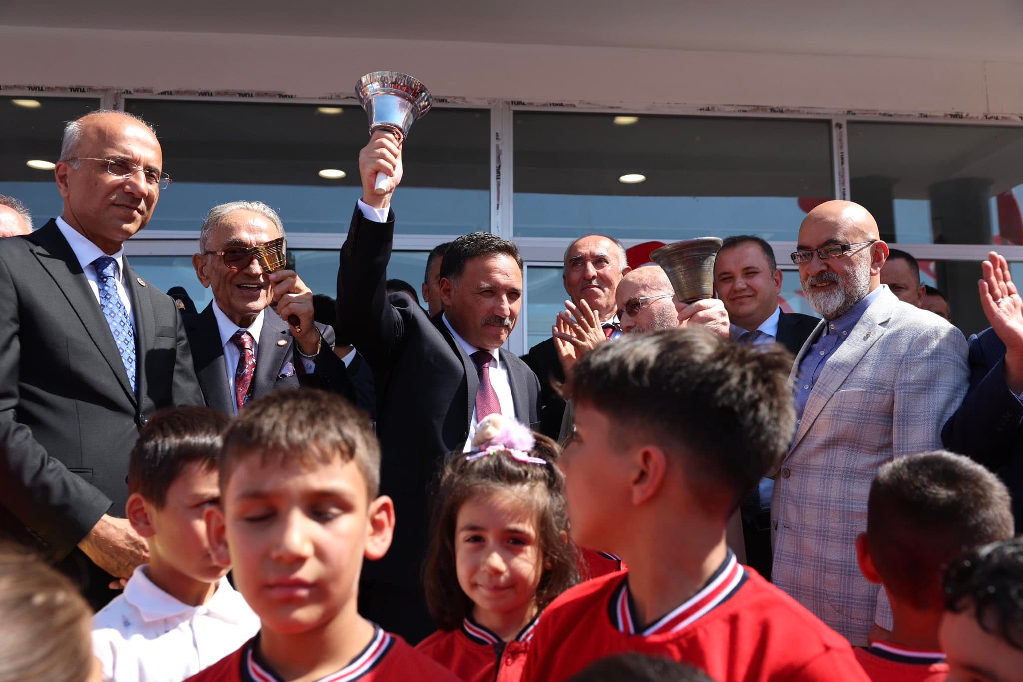 Vali Çiçek; “Okulla alakası olmayan kişilerin okul çevresine gelmelerine müsaade etmeyeceğiz”