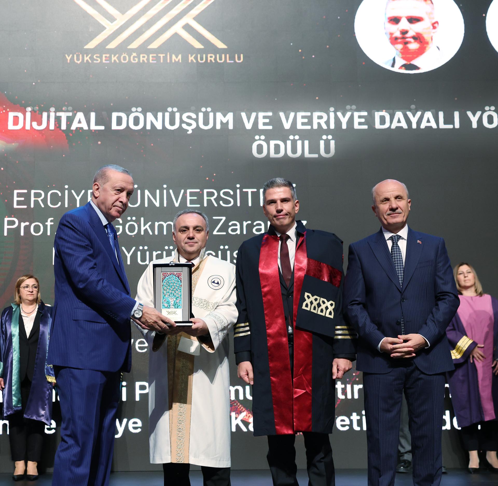 Erciyes Üniversitesi’ne Cumhurbaşkanı Erdoğan’ın elinden Üstün Başarı Ödülü