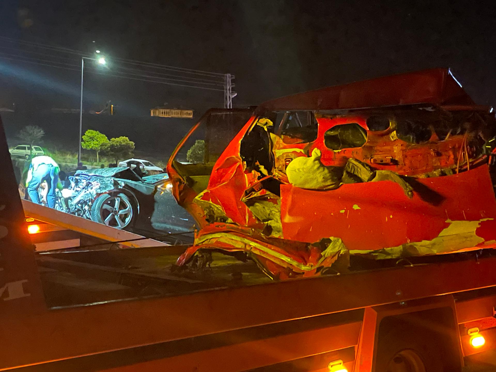 Ankara - Kayseri karayolunda 2 otomobilin çarpıştığı kada 3 kişi öldü 1 kişi yaralandı