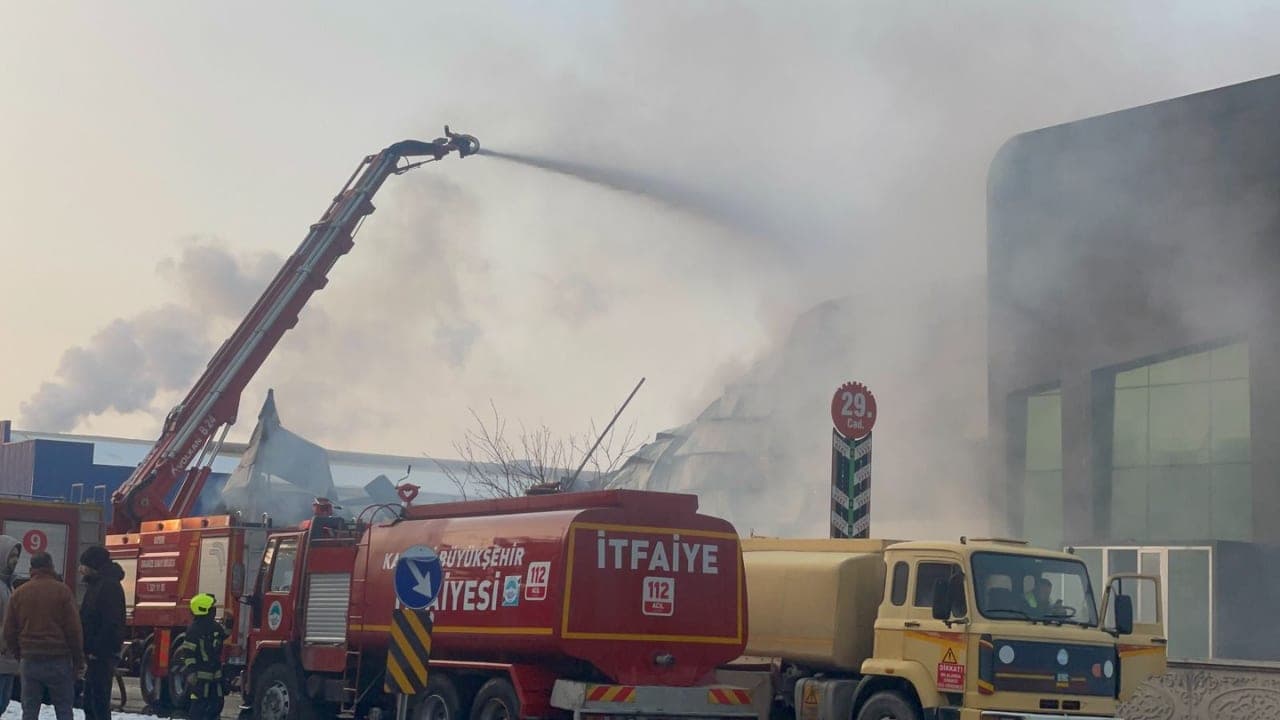 Üç kişinin hayatını kaybettiği fabrika yangını nedeniyle açılan dava yine ertelendi