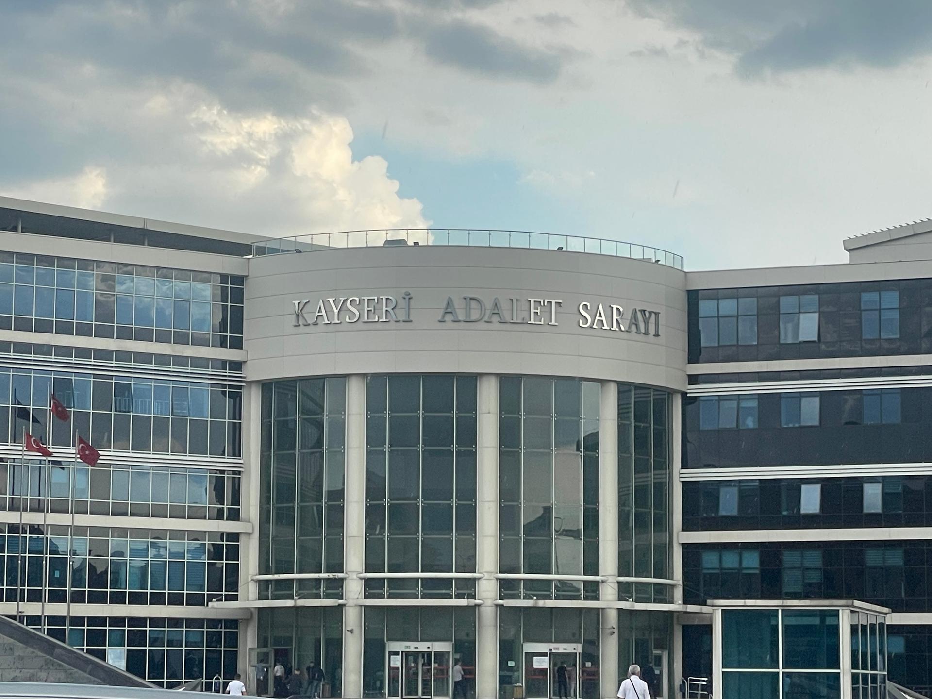 Pazar yerinde çıkan silahlı ve bıçaklı kavga nedeniyle açılan dava görülmeye devam edildi