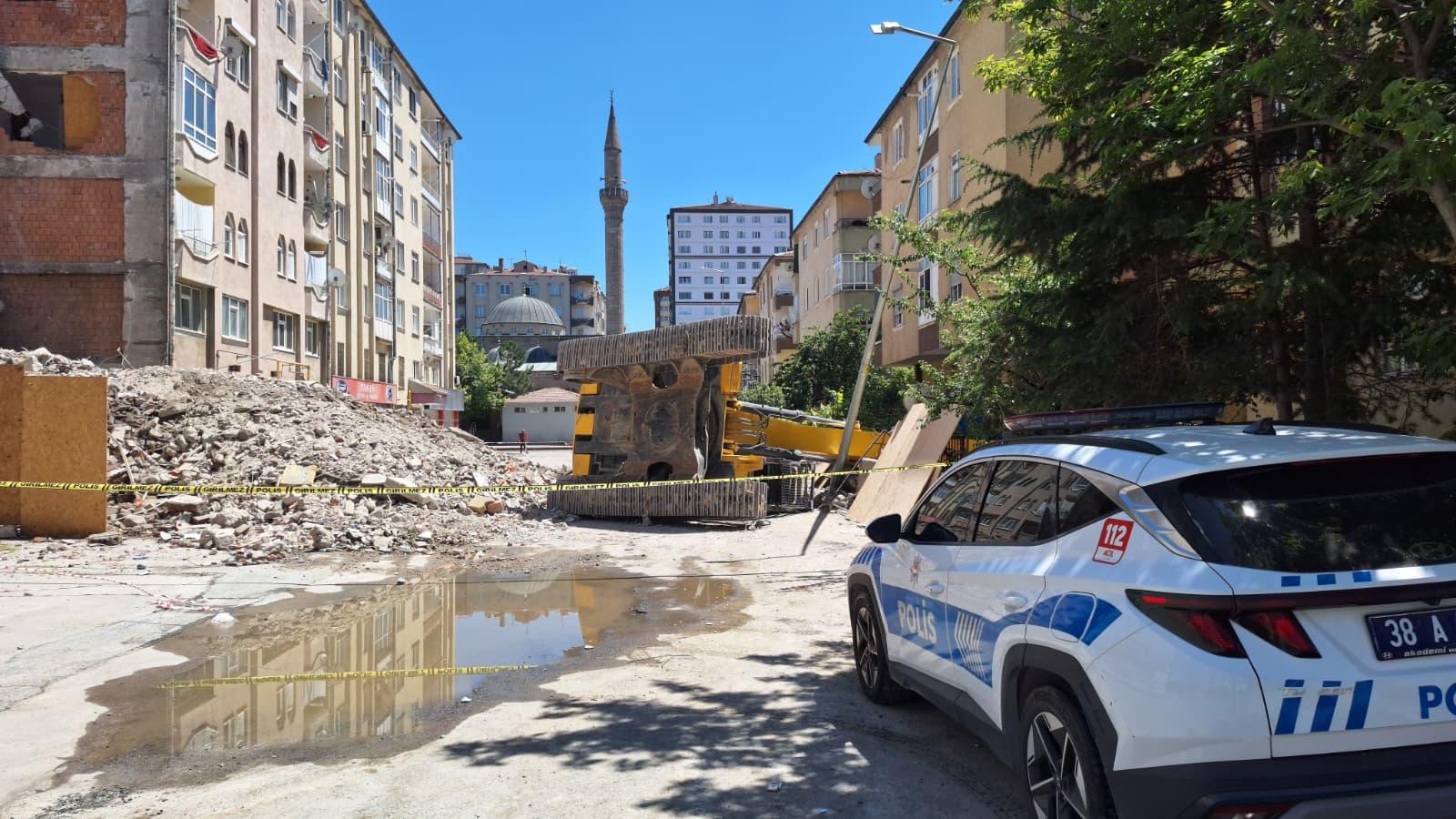 Sahabiye'de iş kazası; Kepçe devrildi