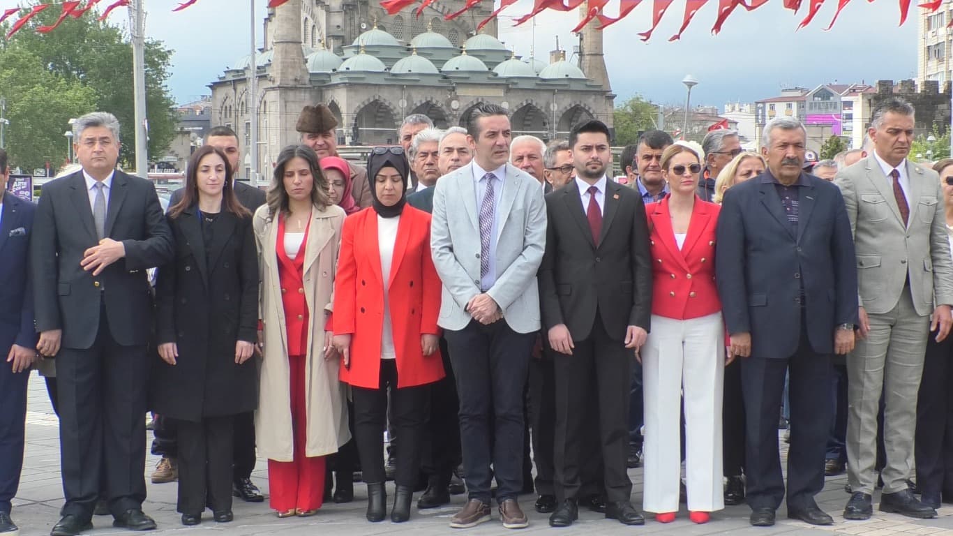 Kayseri’de 19 Mayıs kutlamaları çelenk sunma töreniyle başladı