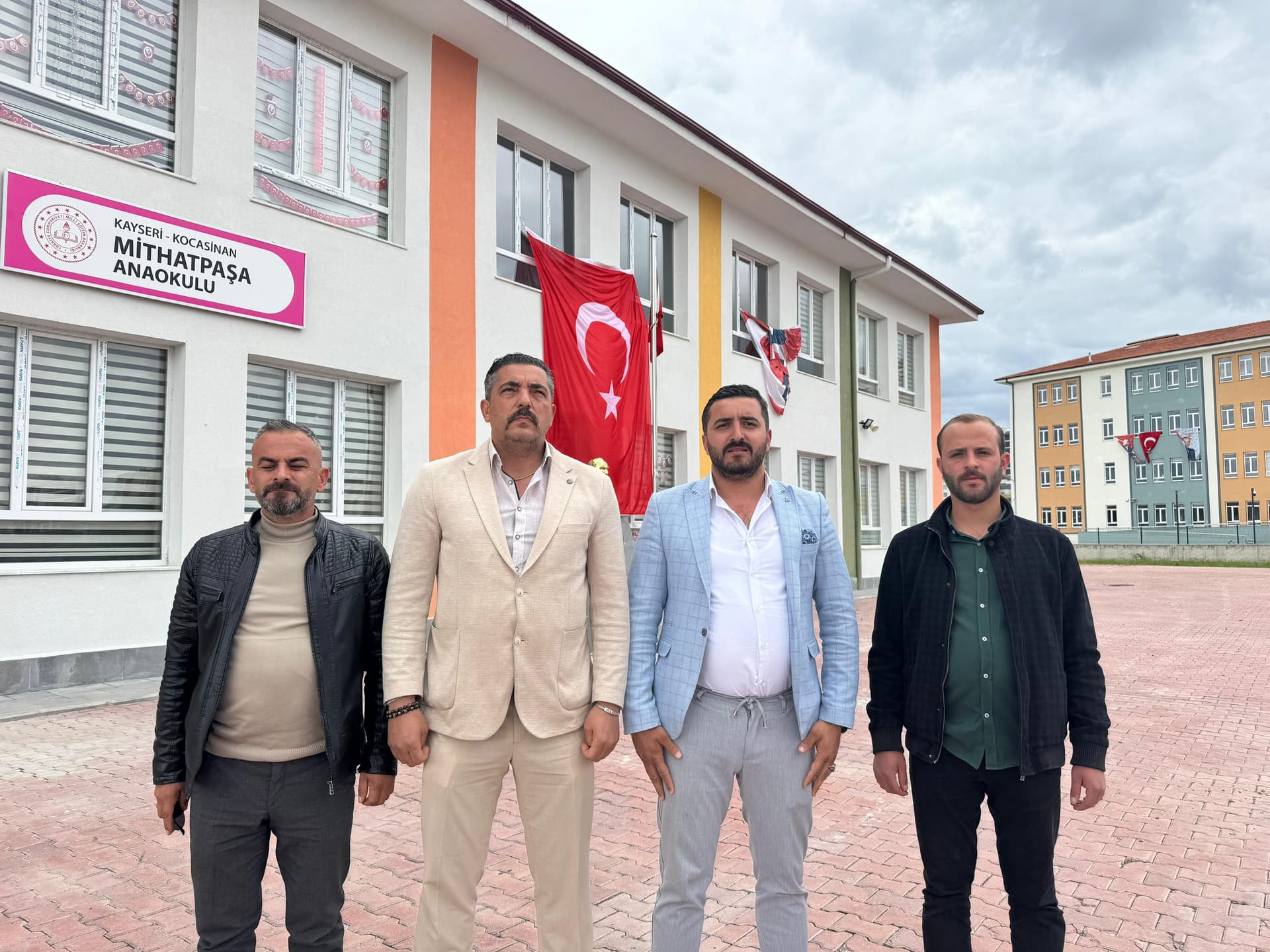 Mahalle mahalle gezip çocuklara top dağıtıyorlar
