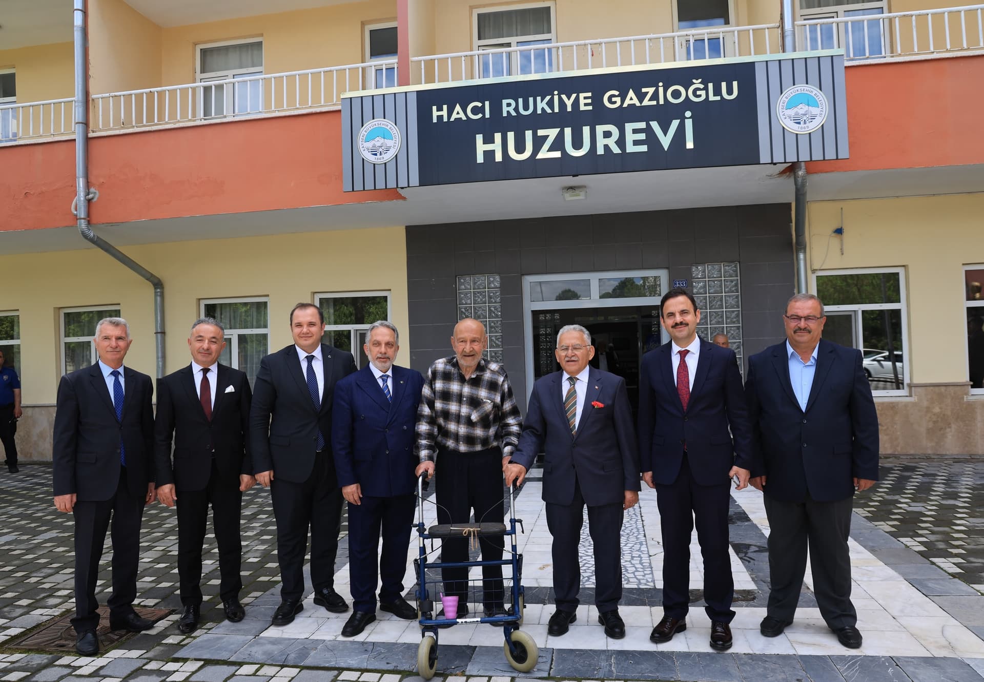 Huzurevi’ni ziyaret eden Başkan Büyükkılıç; “Sizler bizim dua kaynaklarımızsınız”