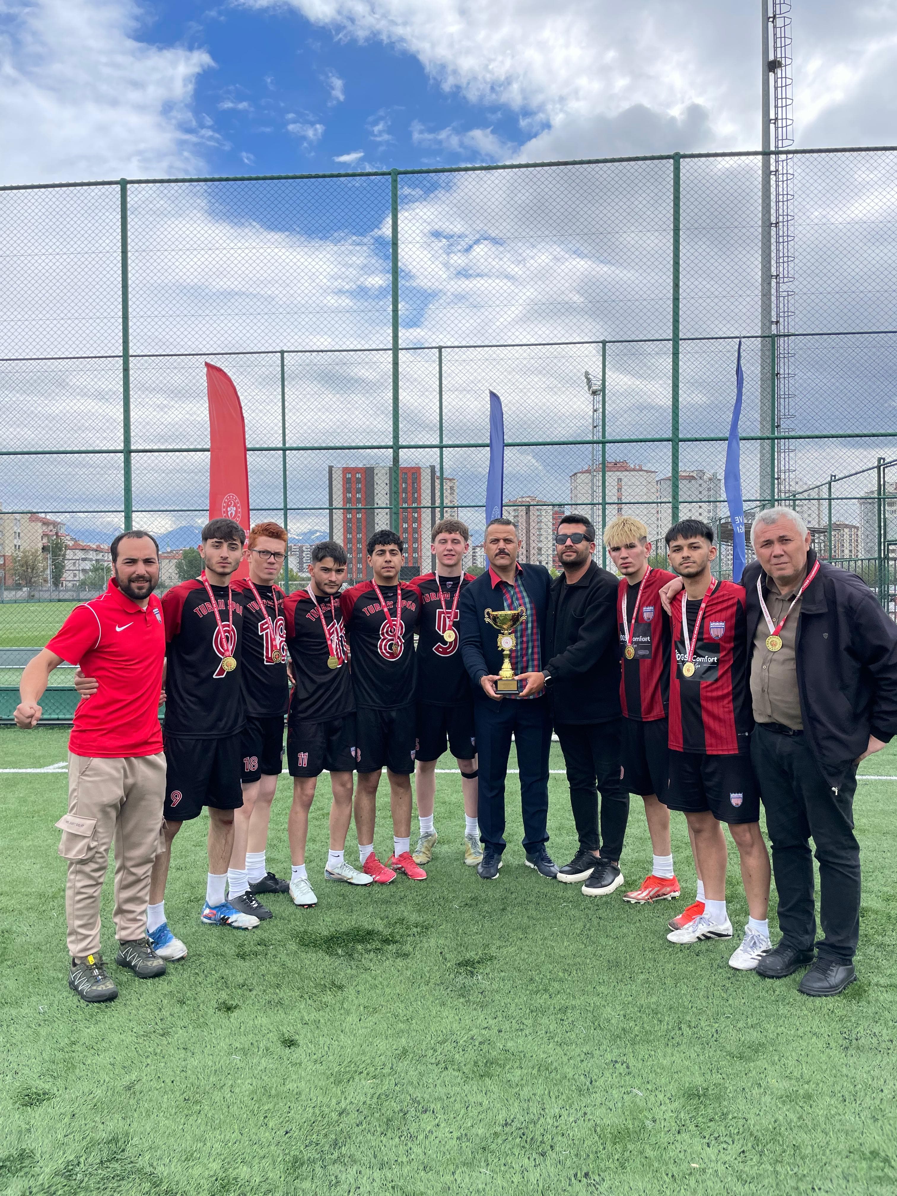 ‘Sokaklar Bizim 5x5 Gençlik Kupası’nı Turan Spor kazandı
