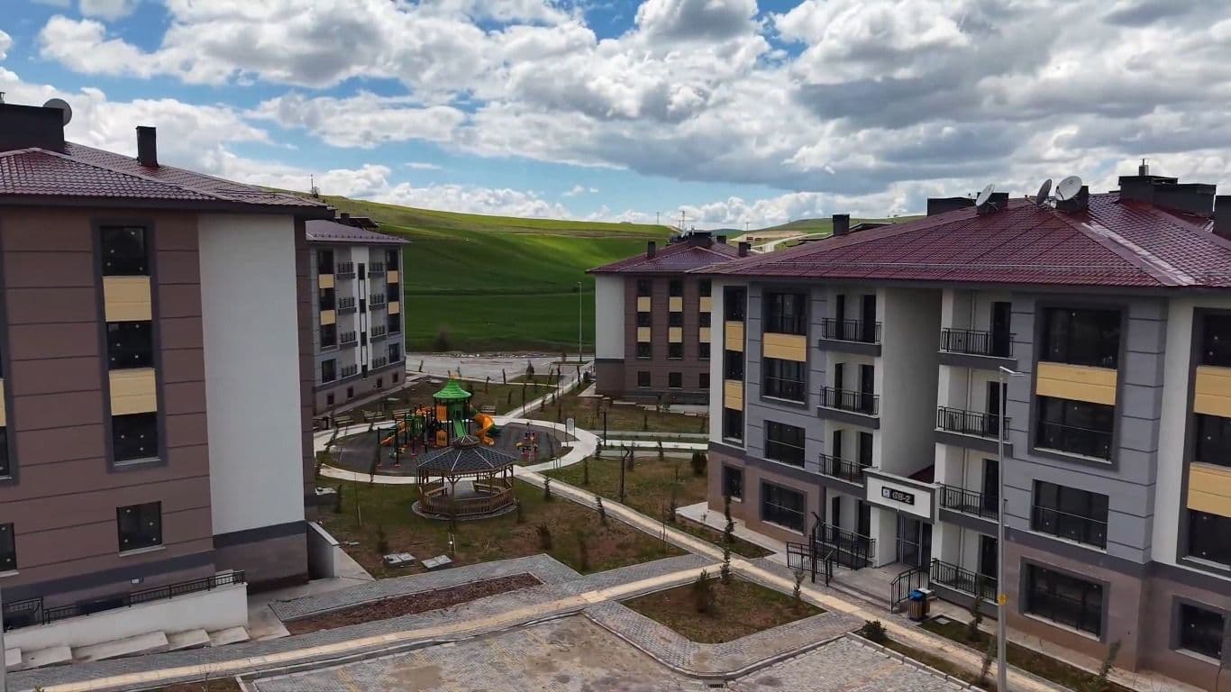 Pınarbaşı ve Sarız’daki 102 depremzede TOKİ konutlarına dahil edilecek