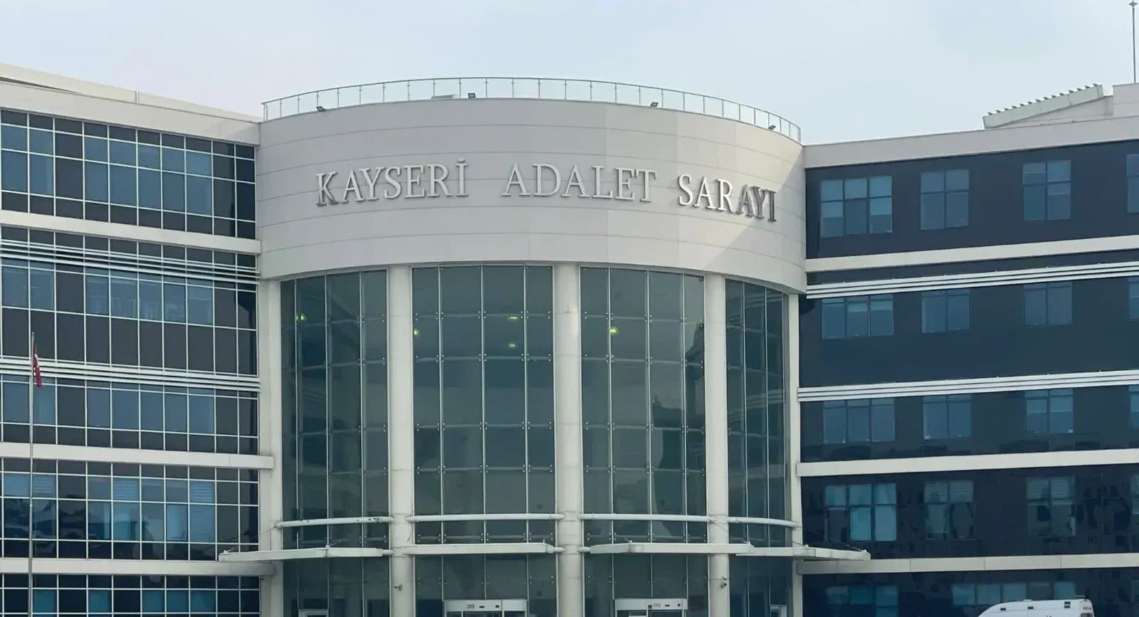 Bir kişinin ölümüyle ilgili 2 kardeş ve babalarının yargılandığı dava tekrar ertelendi