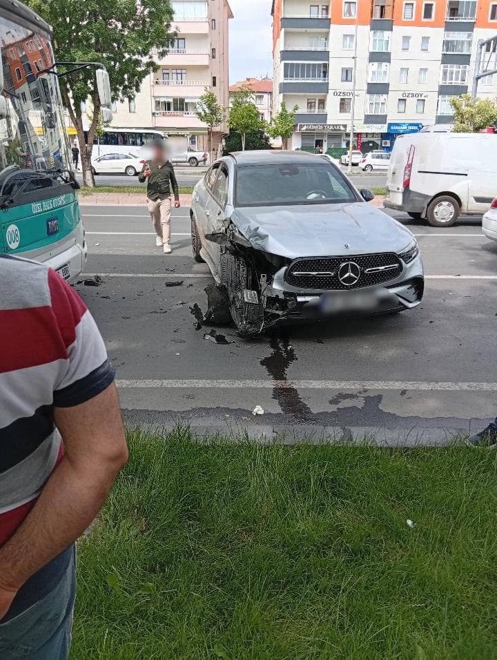 Özel halk otobüsü ile otomobil çarpıştı 1 kişi yaralandı