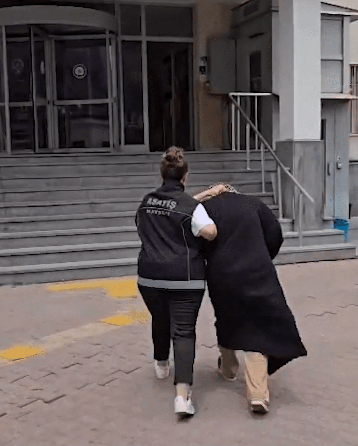'Silahla Yağma' suçundan aranan firari kadın yakalandı