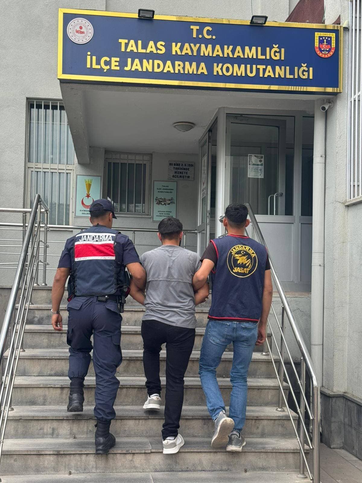 Çocuğa cinsel istismar suçundan aranan şahıs Talas’ta yakalandı