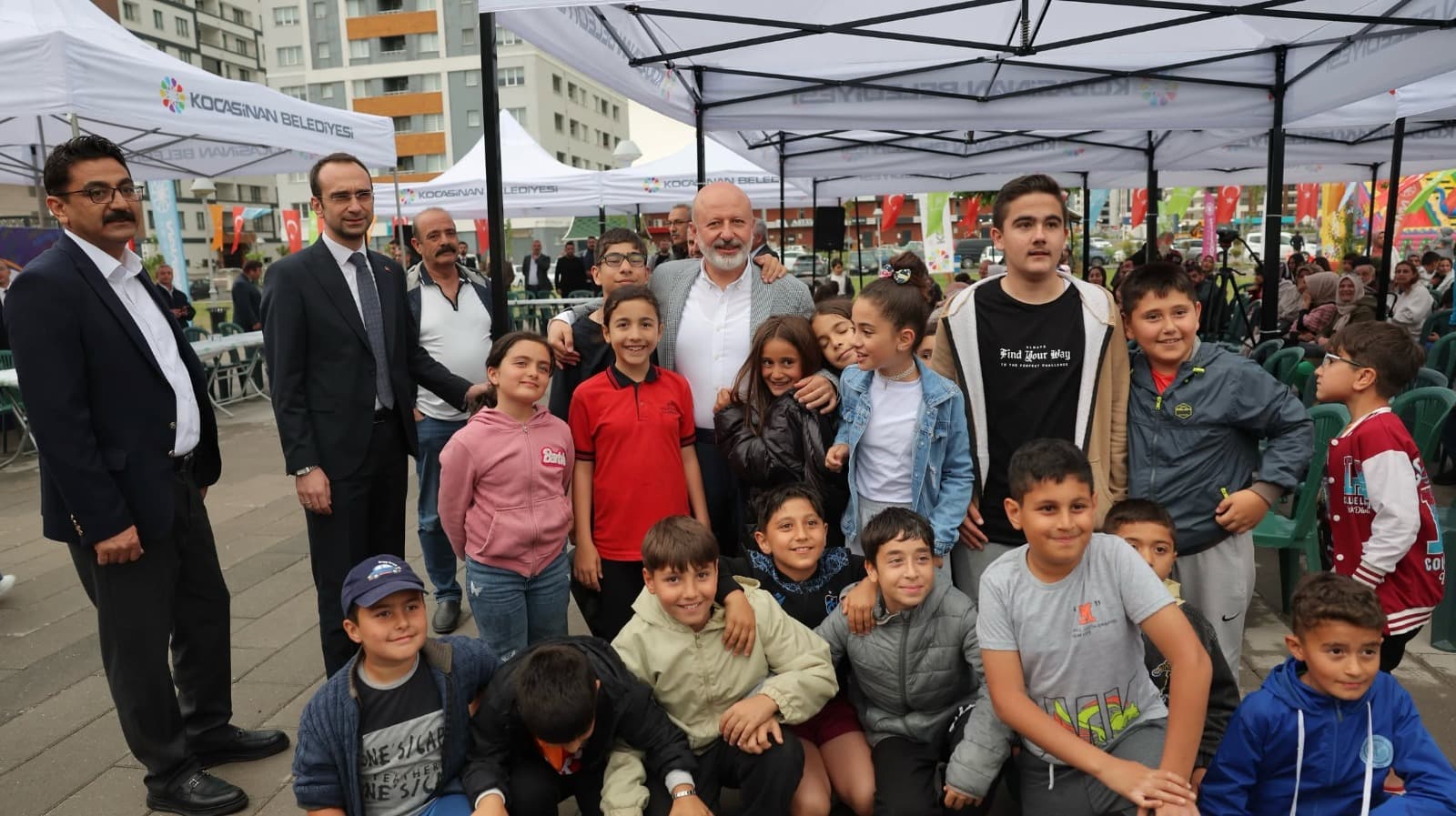 Başkan Çolakbayrakdar: “Gençler istedi, halı saha ve voleybol sahasının sözünü verdik”