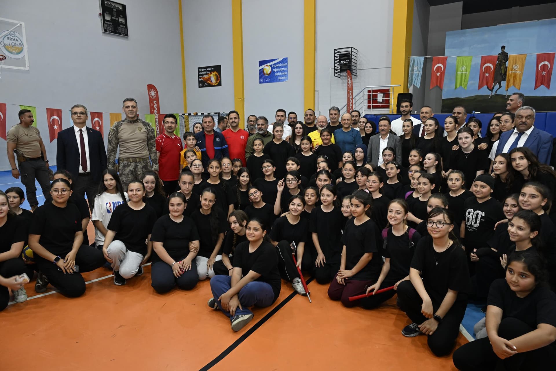 Kayseri protokolü ERVA öğrencileriyle voleybol müsabakasında buluştu