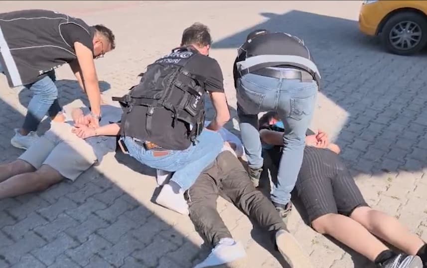 Kayseri-Sivas yolunda uyuşturucu operasyonu; 1’i İtalyan 3 kişi yakalandı