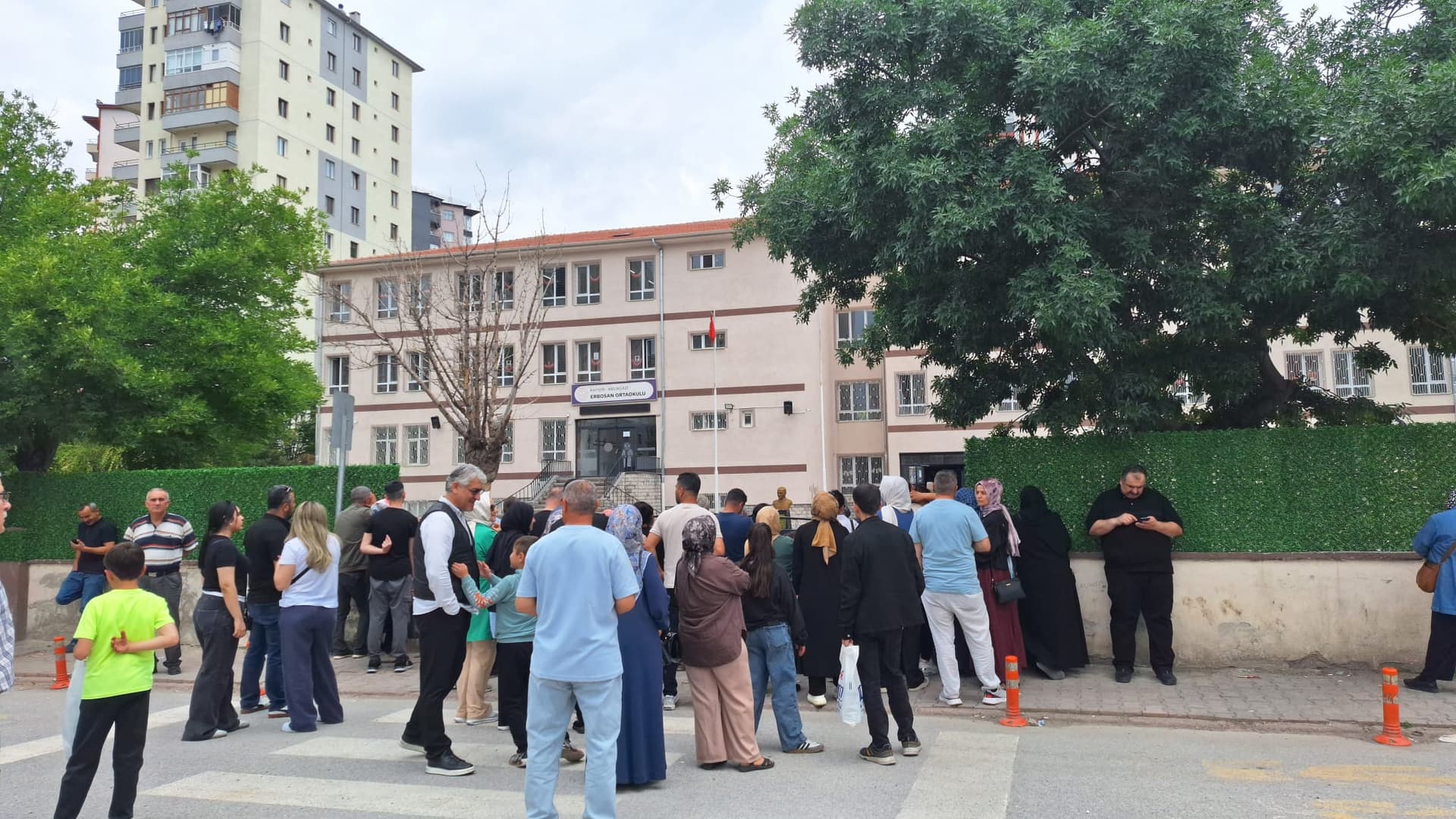 Okul önünde velilerin LGS heyecanı