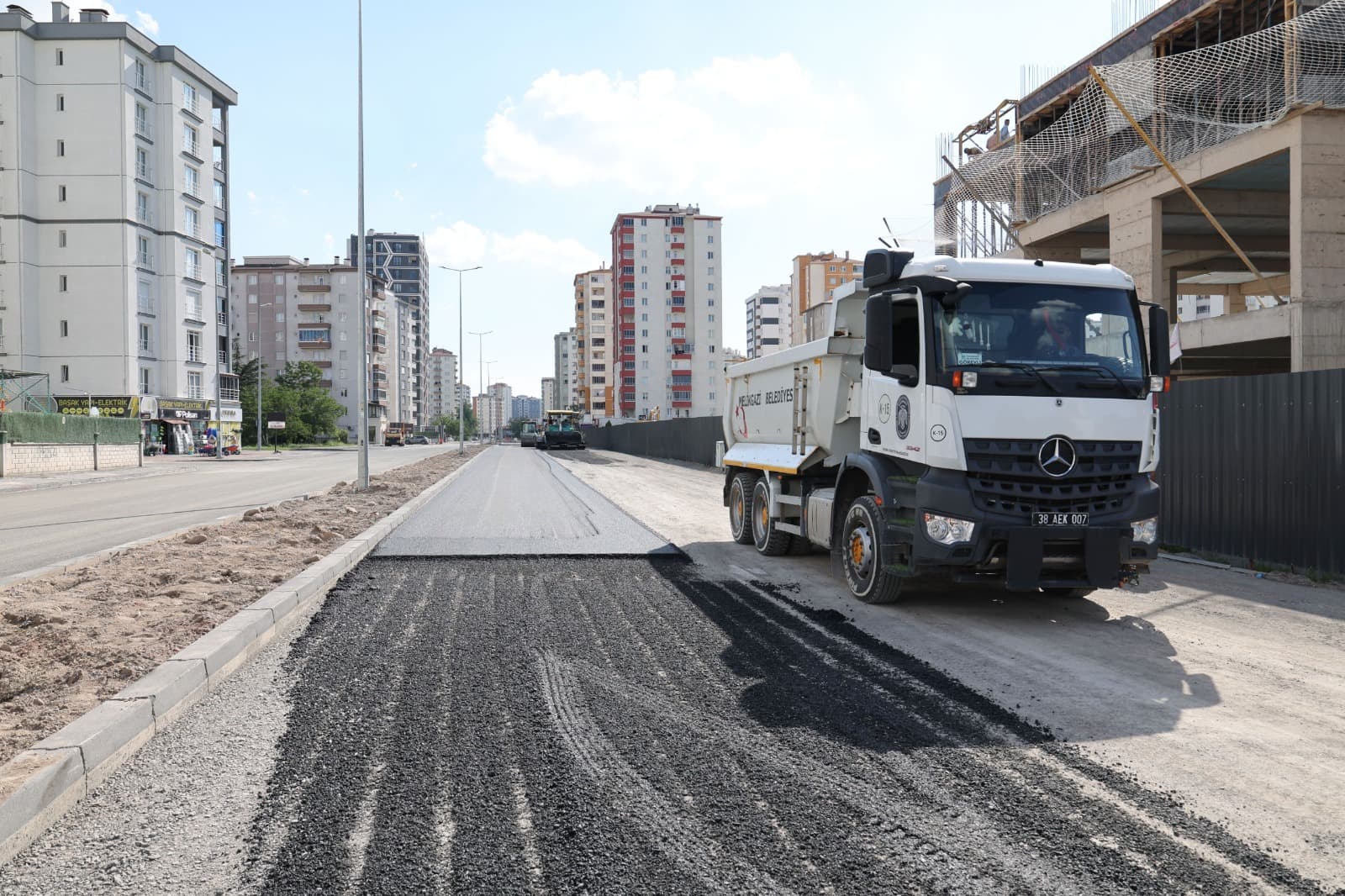 Melikgazi Belediyesi, Fatih Caddesi’nde asfalt çalışmalarına başladı