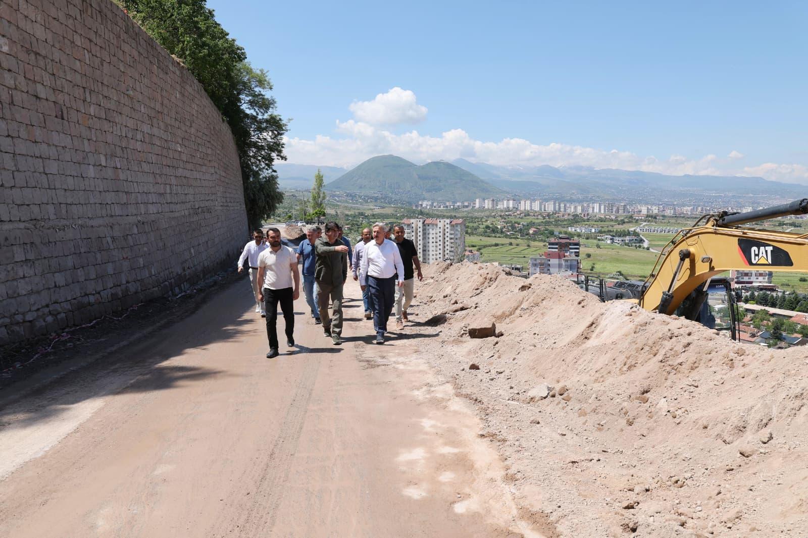 Mimarsinan Mahallesi'nde çöken istinat duvarı inşa ediliyor