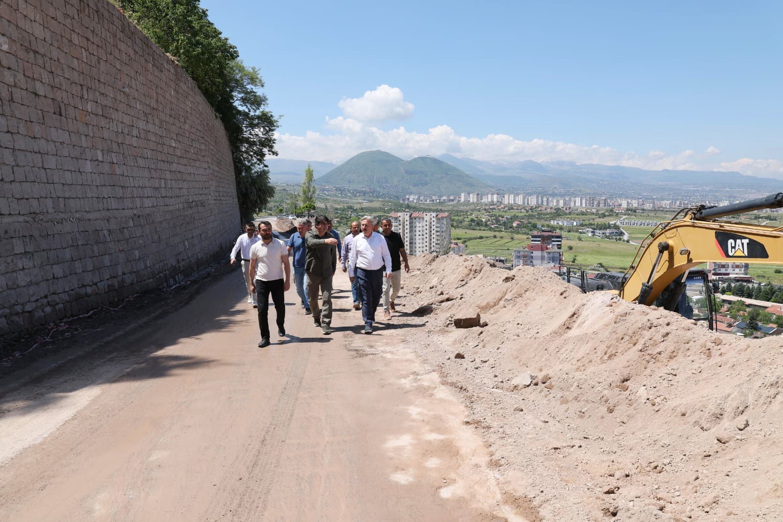 Mimarsinan Mahallesi'nde çöken istinat duvarı inşa ediliyor