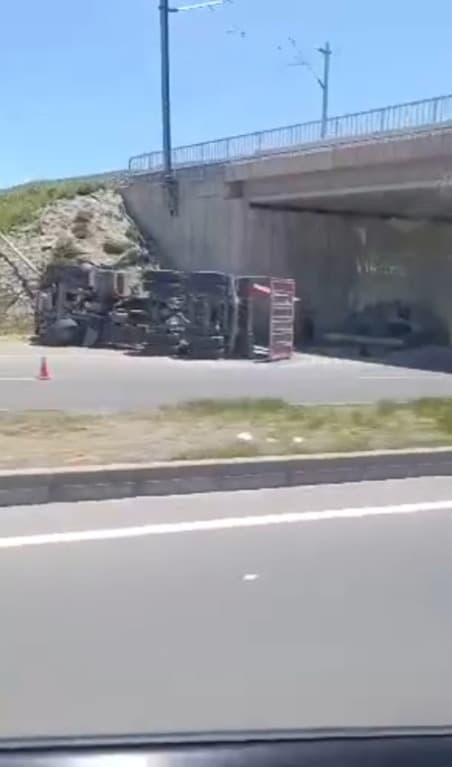 Köprüye çarparak devrilen kamyonun sürücüsü hayatını kaybetti
