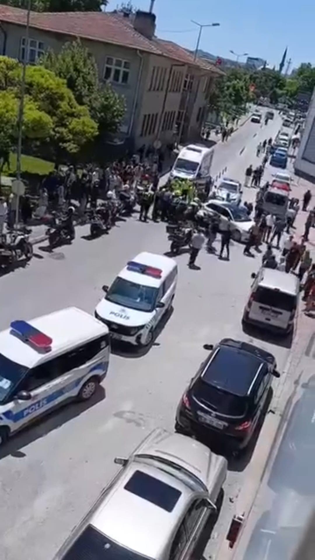 Motosikletli polis ile otomobil çarpıştı