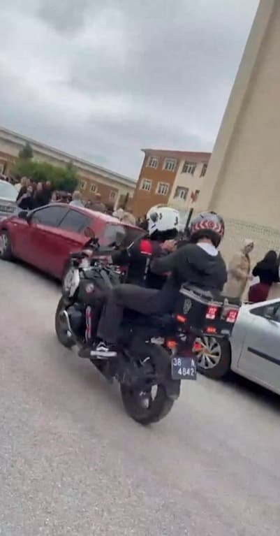 Kayseri’de sınava geç kalan öğrencileri polis ekipleri yetiştirdi