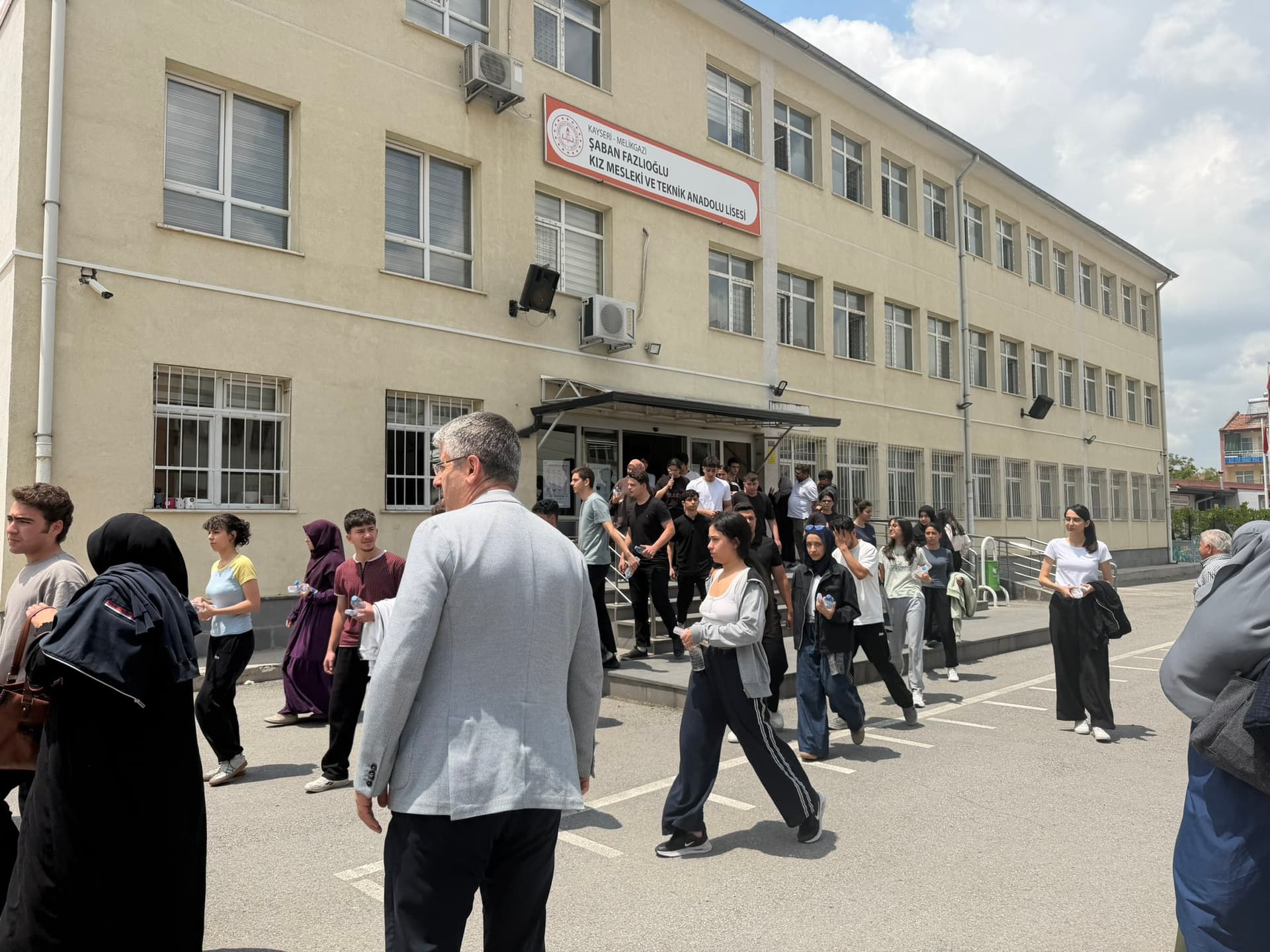 Milletvekili Çopuroğlu, TYT’ye giren adayları yalnız bırakmadı