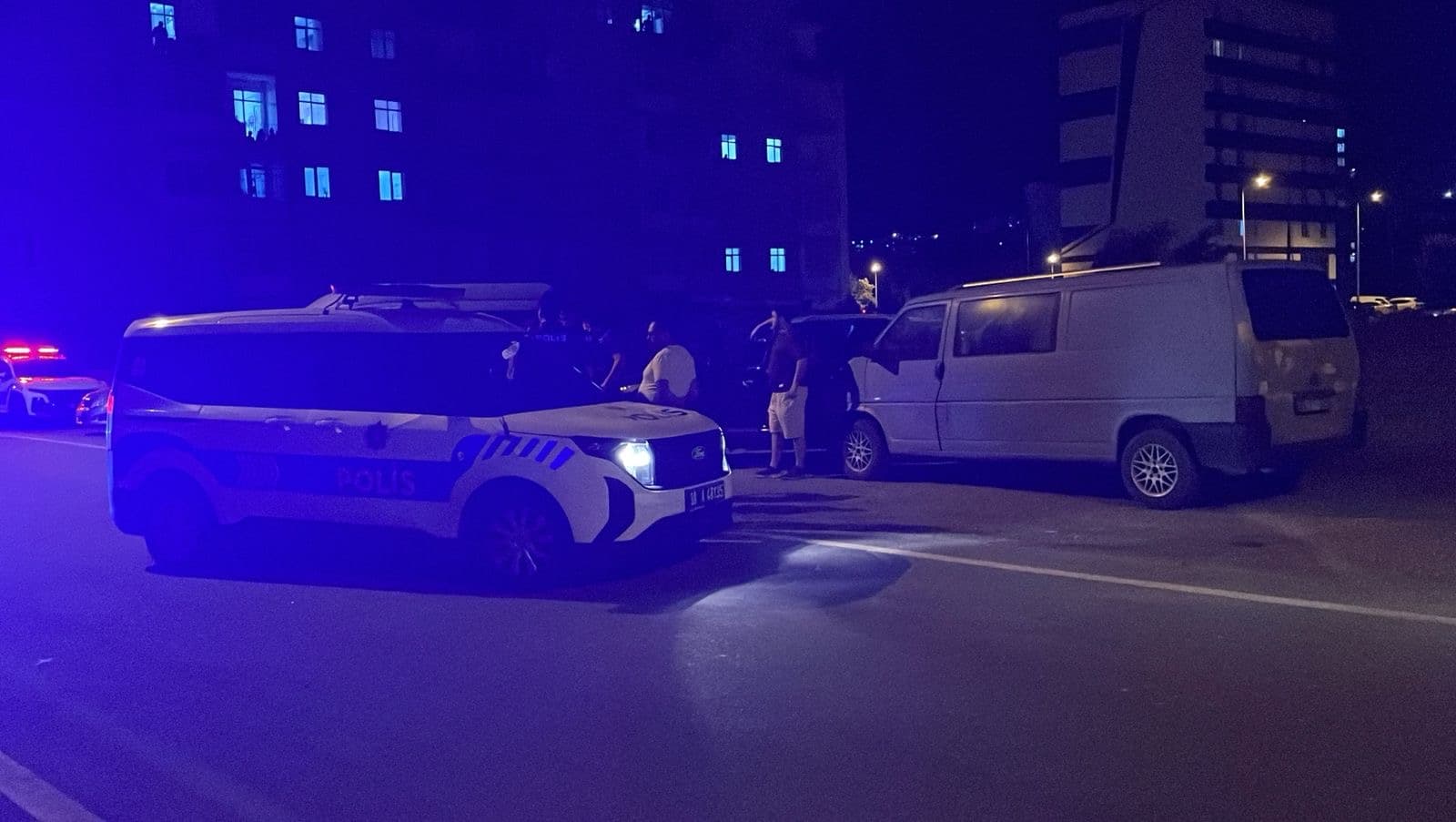 Gürültü nedeniyle çıkan kavgada 1'i satırla 3 kişi yaralandı