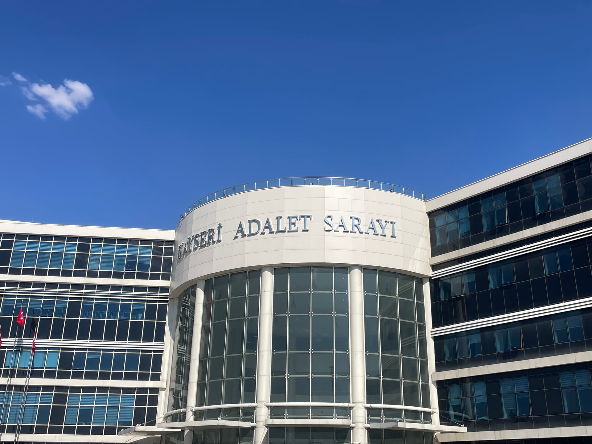 Fabrika 2 iş arkadaşını bıçakla yaralamadan suçlanan sanığın yargılanmasına devam edildi