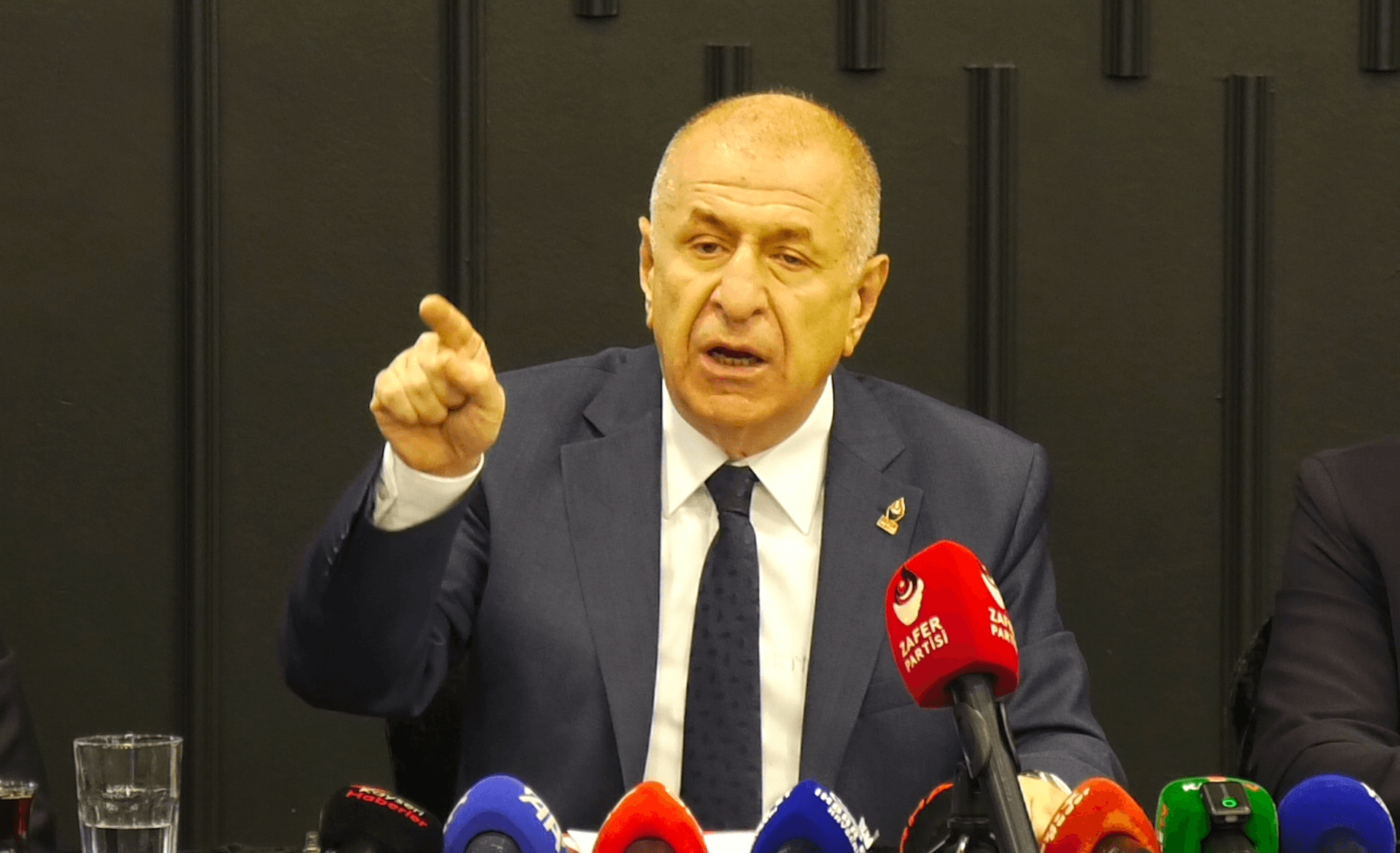 Ümit Özdağ, “İmamoğlu'nun fotoğrafını İstanbul'da asmak yasak, Öcalan'ın fotoğrafını asmak yasak değil, bu Türk milletine hakarettir”
