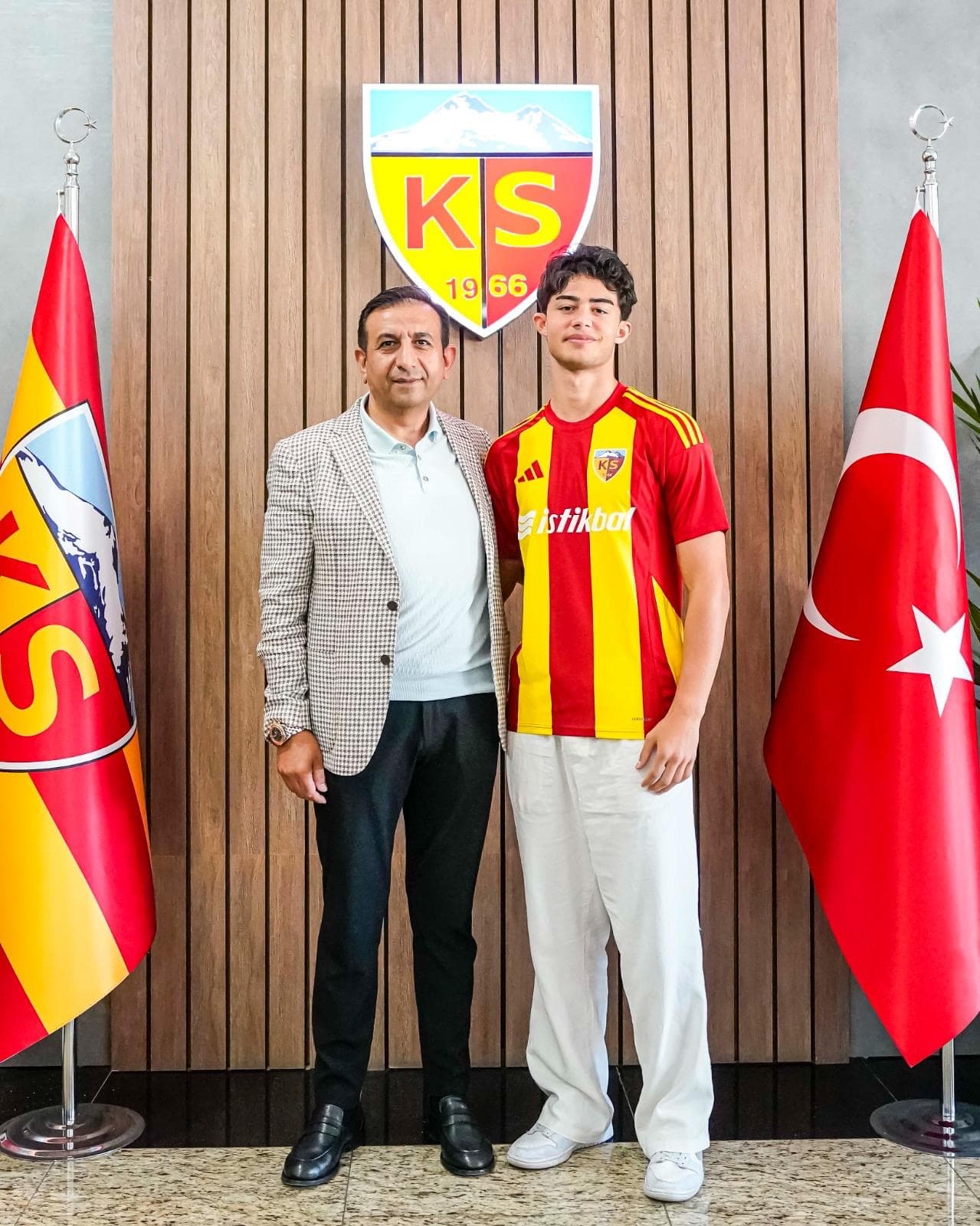Kayserispor, Kayra Cihan ile 3 senelik yeni anlaşma imzaladı