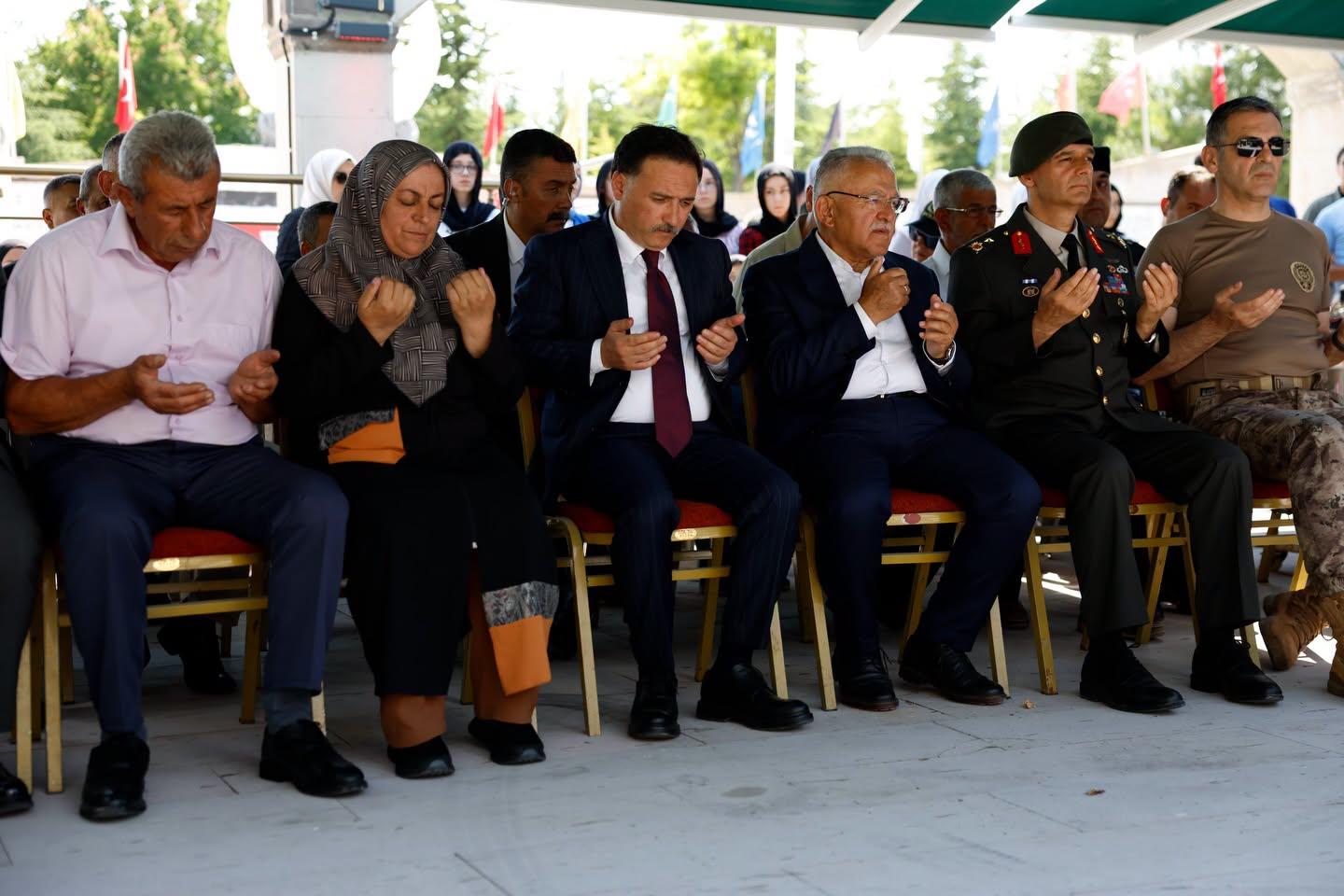 Kayseri protokolünden 15 Temmuz şehitlerinin ailesine ve kabrine ziyaret