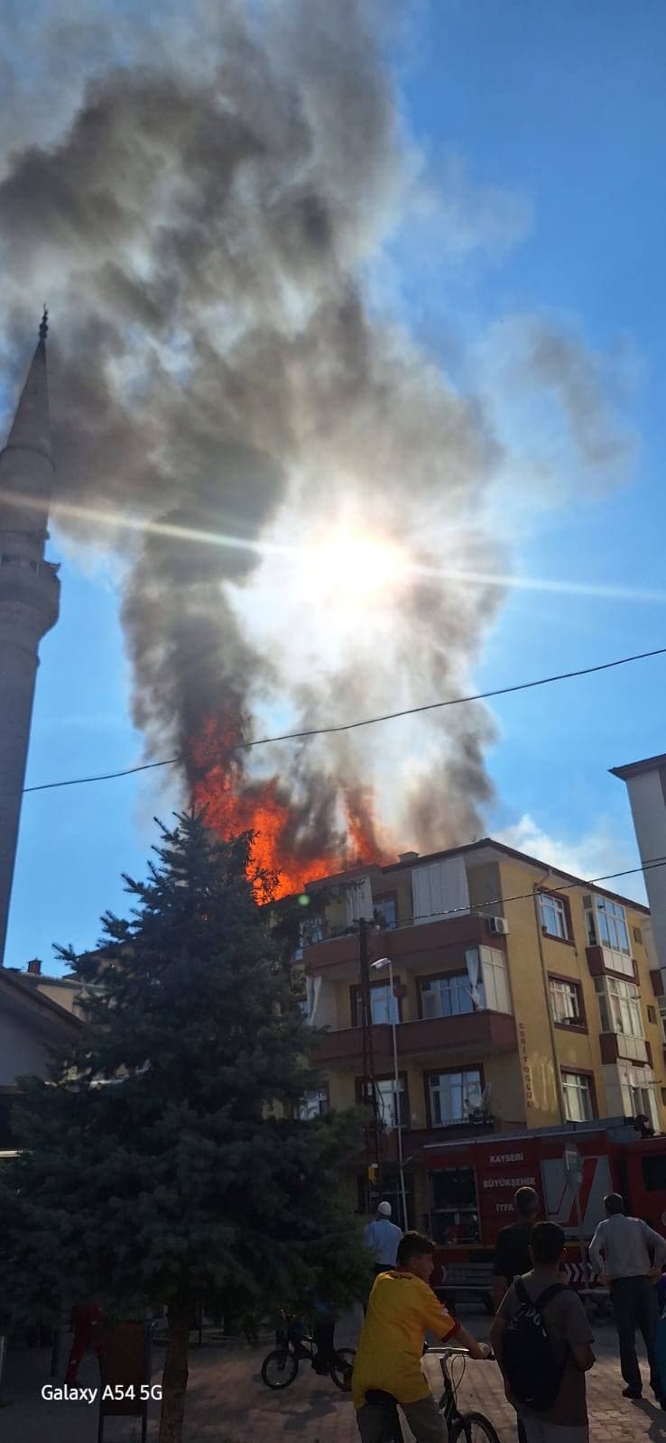 Apartmanın çatısında çıkan yangın büyümeden söndürüldü