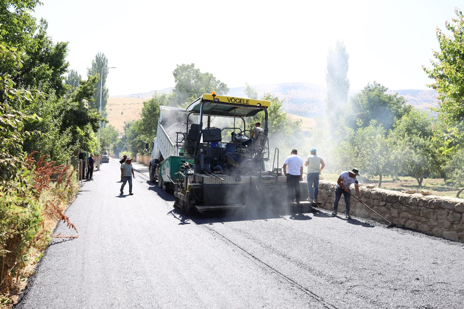 Yahyalı Belediyesi, İsmet Mahallesi’nde sıcak asfalt serimine başladı