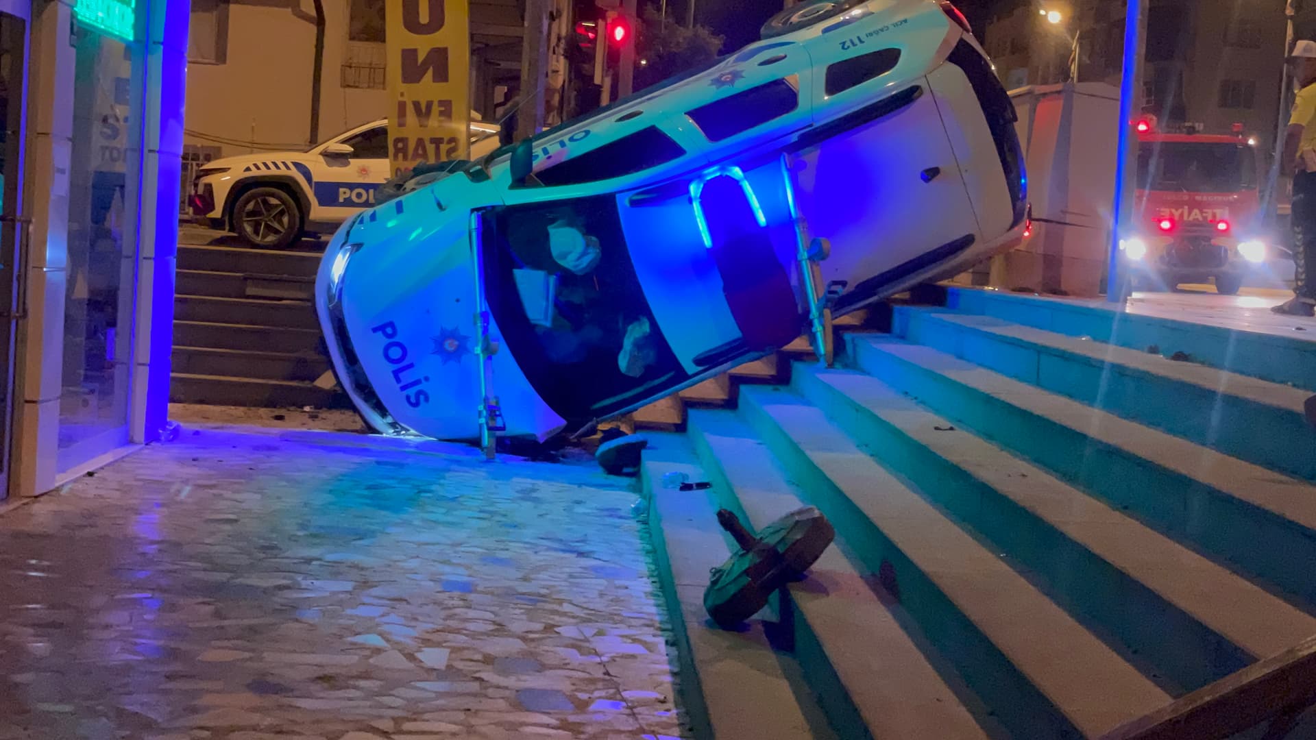 Otomobil ile polis otosunun yaptığı kazada 2’si bekçi 3 kişi yaralandı