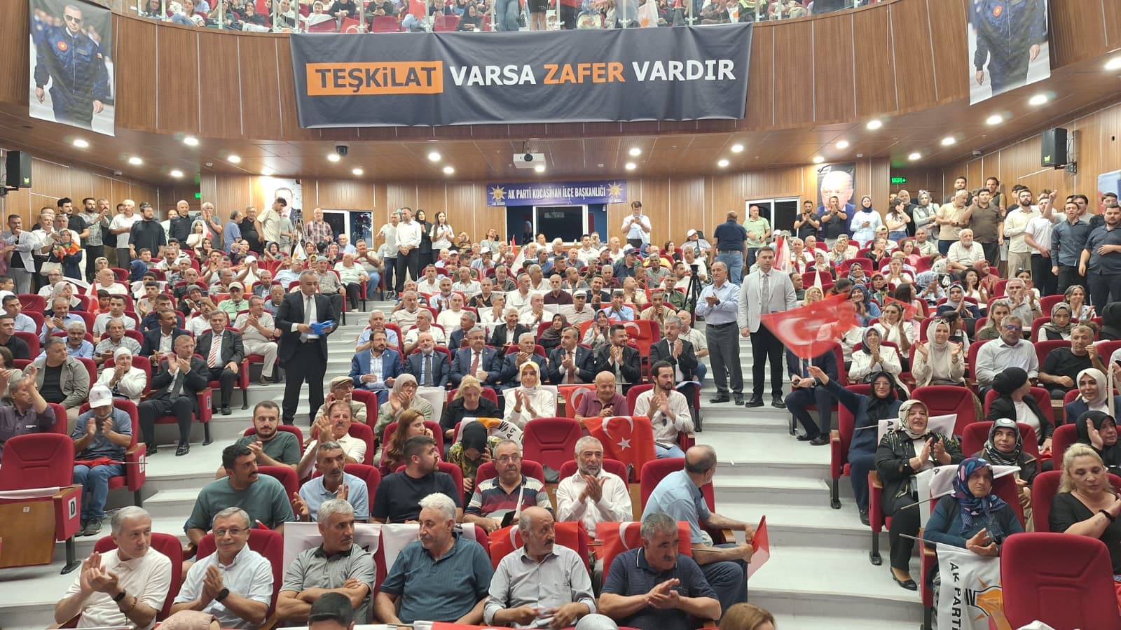 Milletvekili Çopuroğlu; ”Bazı siyasi partiler il kongresini bile yapamıyor, bu salonları dolduramıyor”