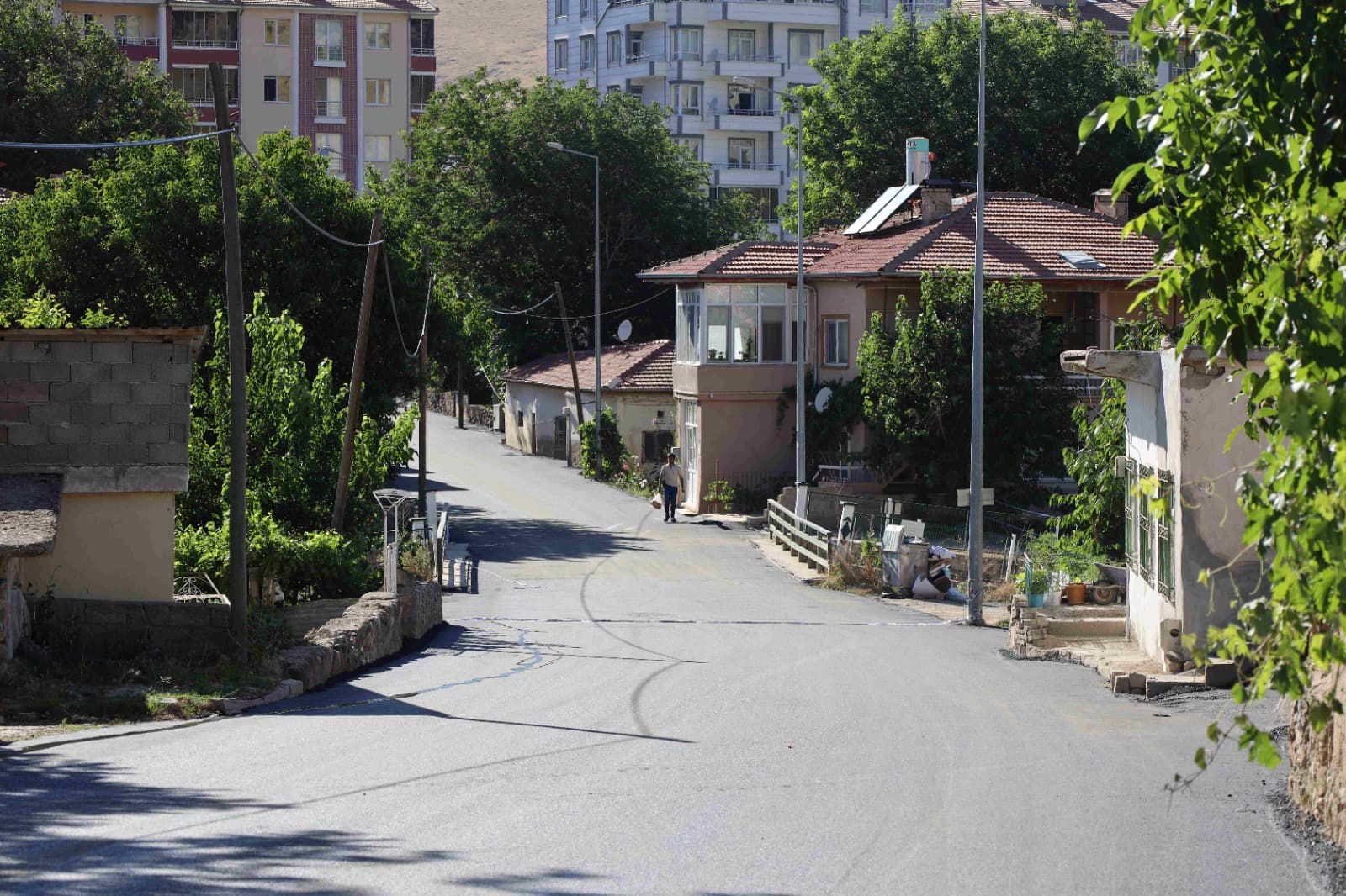 Yahyalı 100. Yıl Mahallesi’nde sıcak asfalt serimine başlandı